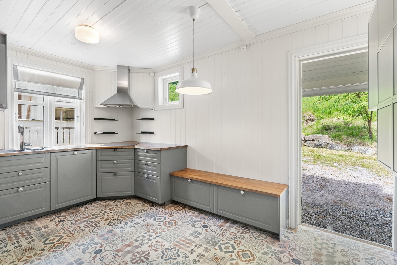 Ventilator med utlufting ut - Heltre benkeplate - Integrert med komfyr, oppvaskmaskin, steketopp, komfyr og
kjøleskap med frys. Galleribilde