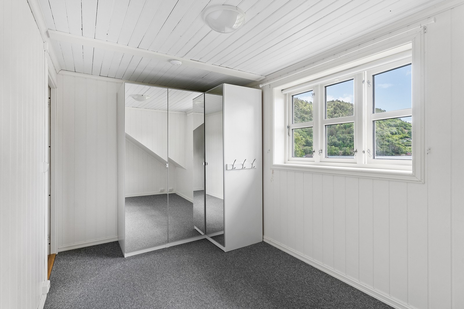 Rommet er av god størrelse med plass til seng/pult og skapplass Galleribilde