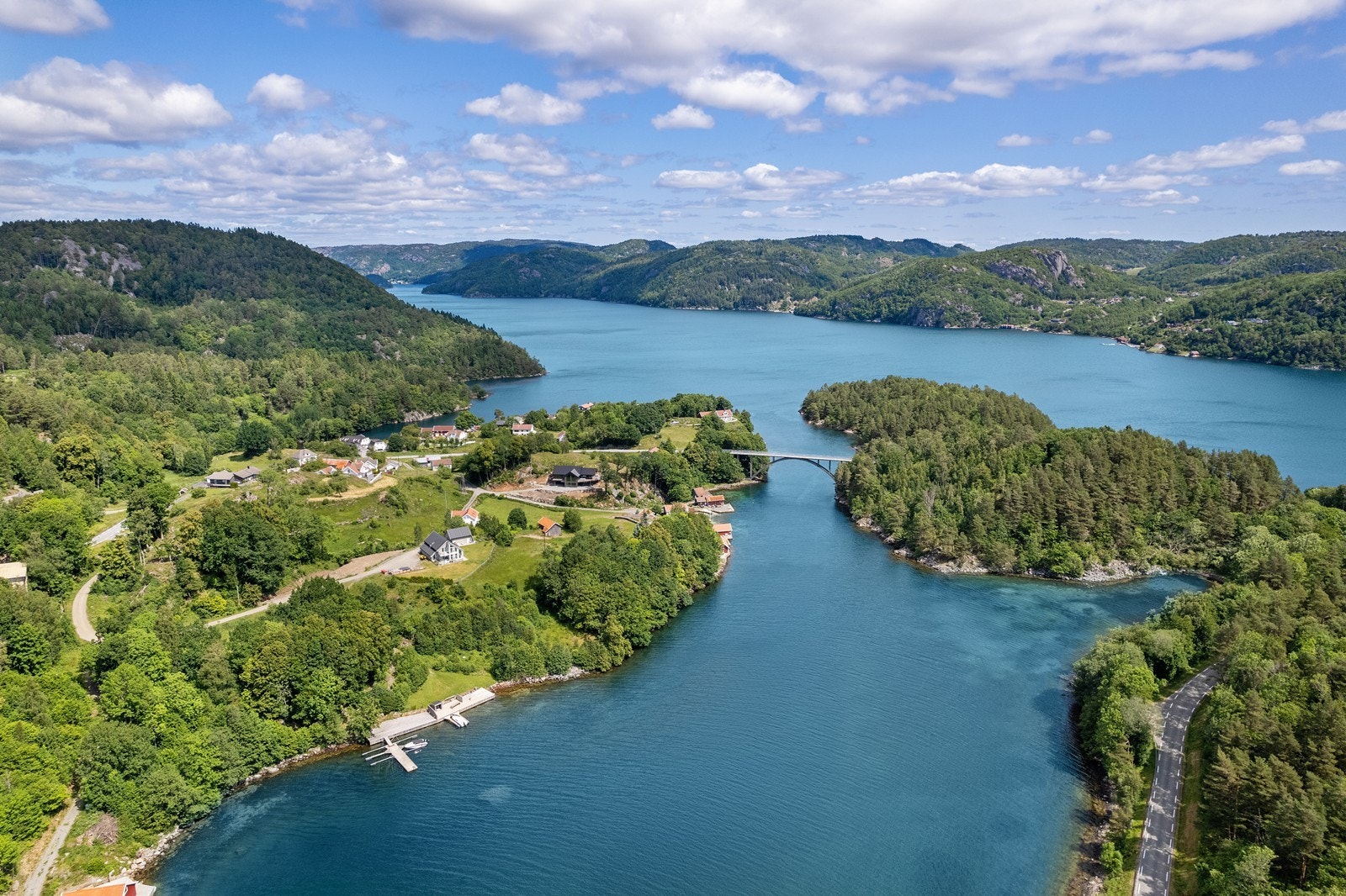 Ønsker du deg en flott båttur - Etter broen, ta til høyre rundt Jåsundholmen og seil innover mot den flotte Spangereidskanalen! Galleribilde