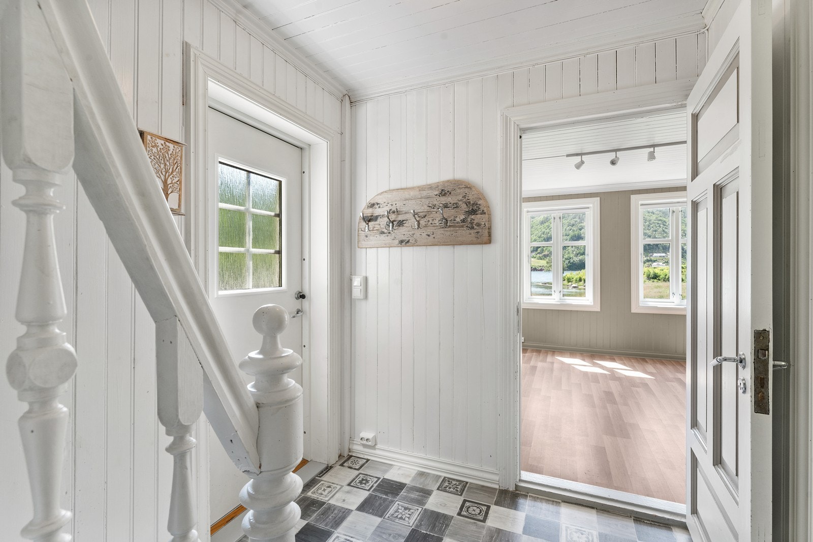 Inngangspartiet - Ved adkomst har man inngang til bad rett frem og stue på venstre side Galleribilde