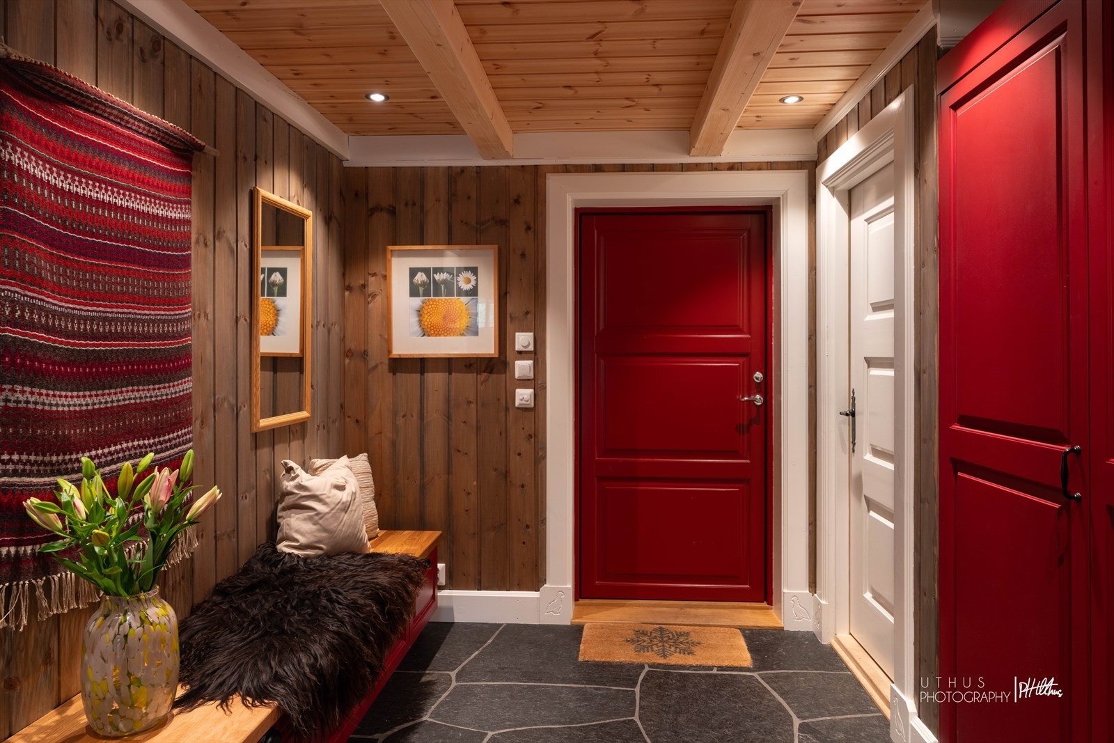 Velkommen inn! Entréen har nydelig Ottaskifer m/varme i gulvet og rikelig med skapinnredning. Galleribilde