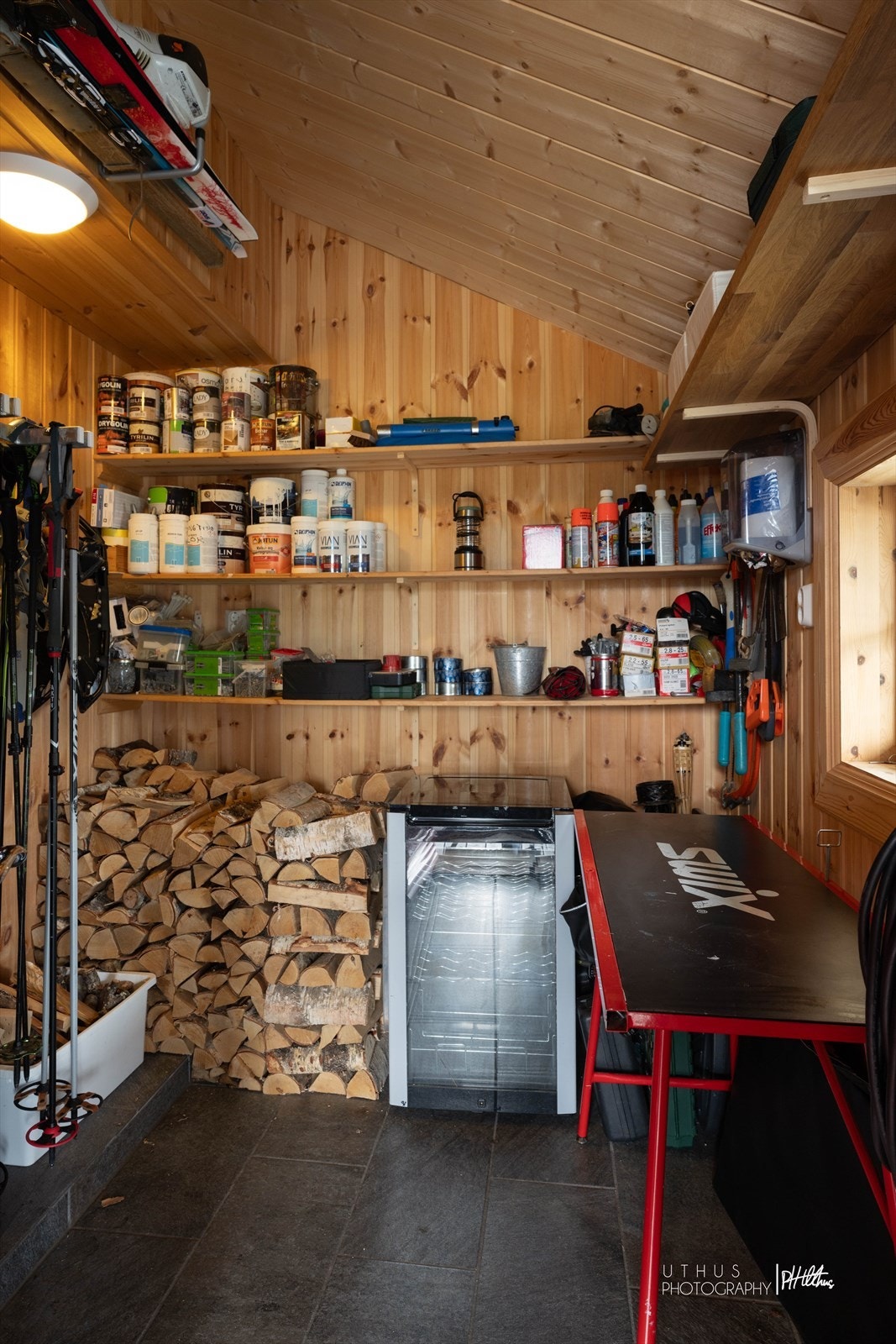 Tilknyttet hytten finner man en stor, isolert bod med fliser og varme i gulvet og panel på veggene. Boden har rikelig plass til oppbevaring av ski, klær og annet utstyr, og fungerer samtidig som et praktisk rom for prepping av ski. Galleribilde
