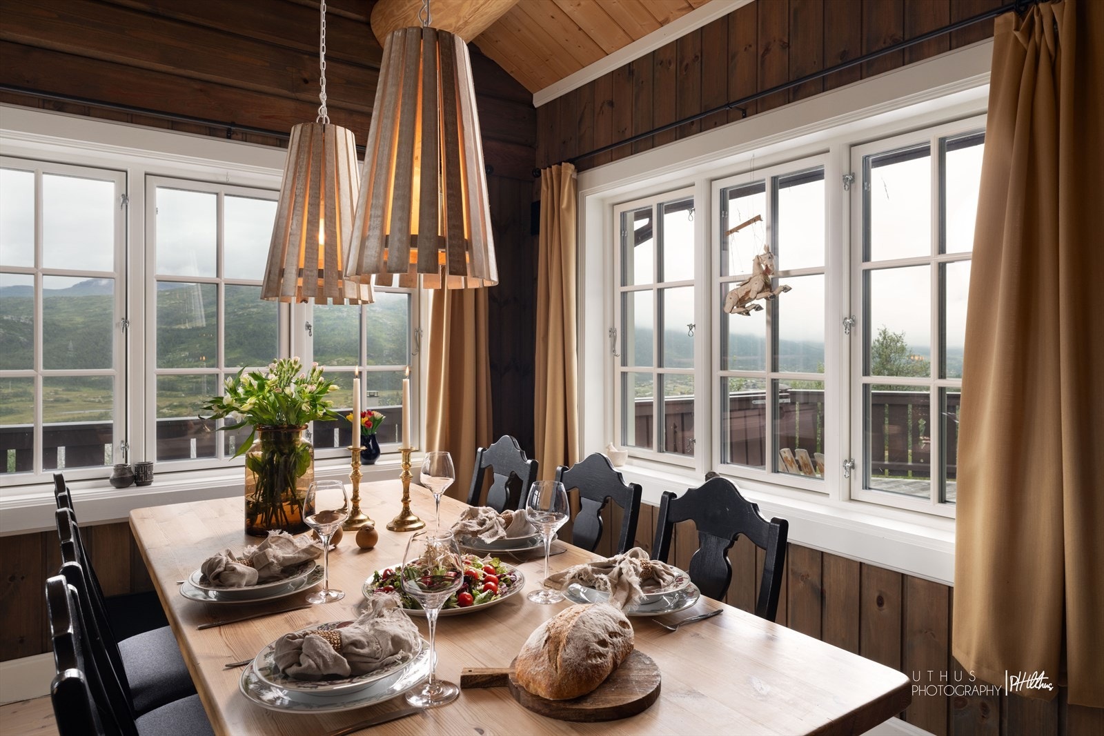 I tilknytning til kjøkkenet er det god plass til en stor spisestue, et naturlig samlingspunkt for hyggelige måltider og lange kvelder med familie og venner. Galleribilde