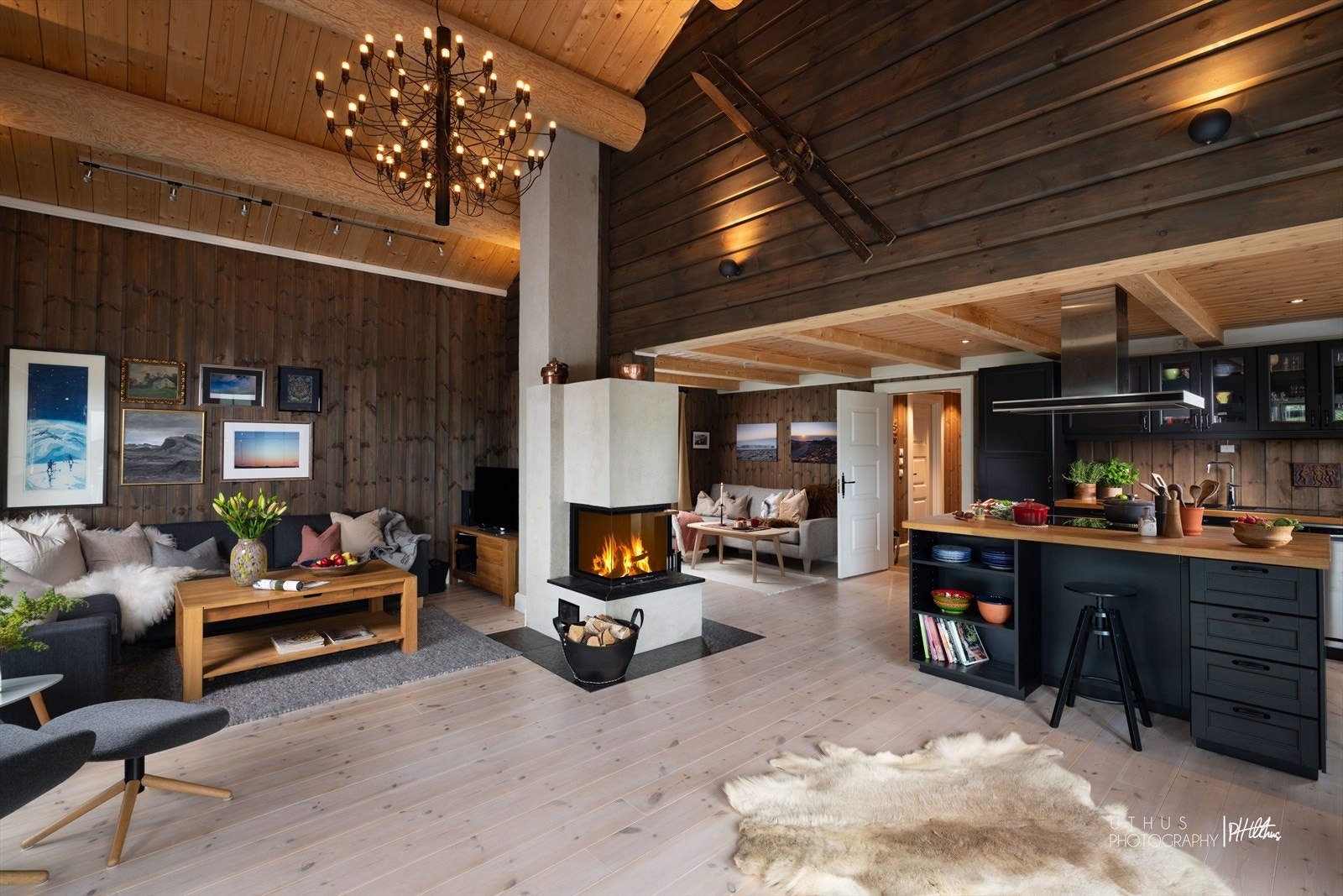 Stuen er virkelig noe for seg selv, et rom som kombinerer imponerende takhøyde med store vindusflater som slipper inn rikelig med lys og gir fantastiske utsiktsforhold. Galleribilde