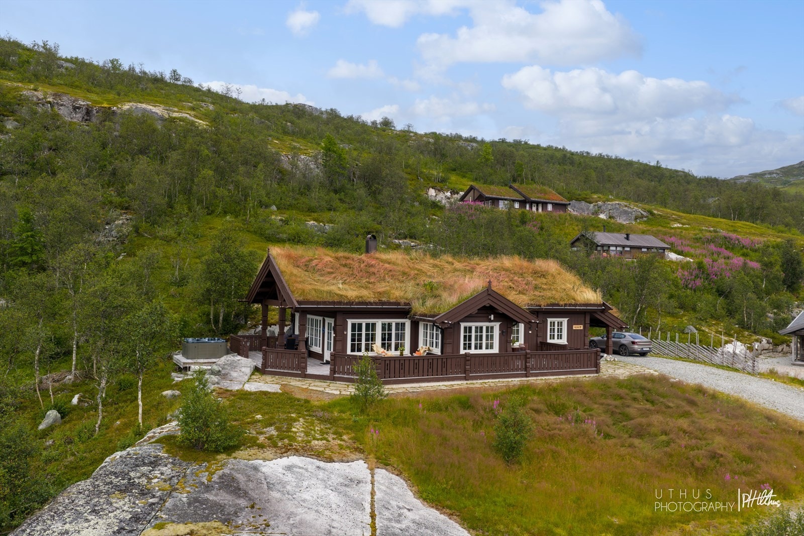 Hytten er perfekt plassert i terrenget i enden av et koselig hyttetun. Galleribilde