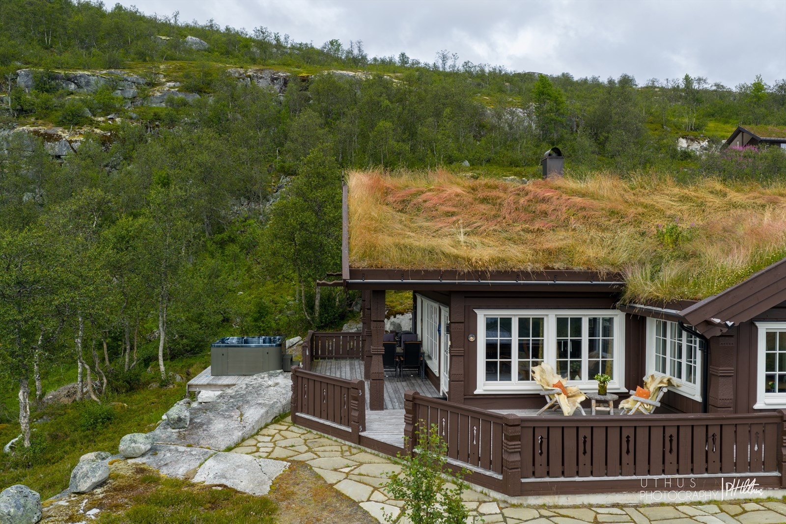 Fra stuen er det direkte utgang til den herlige terrassen, som har god plass til flere hagemøbler og hvor solen kan nytes med panoramautsikt over landskapet. Galleribilde
