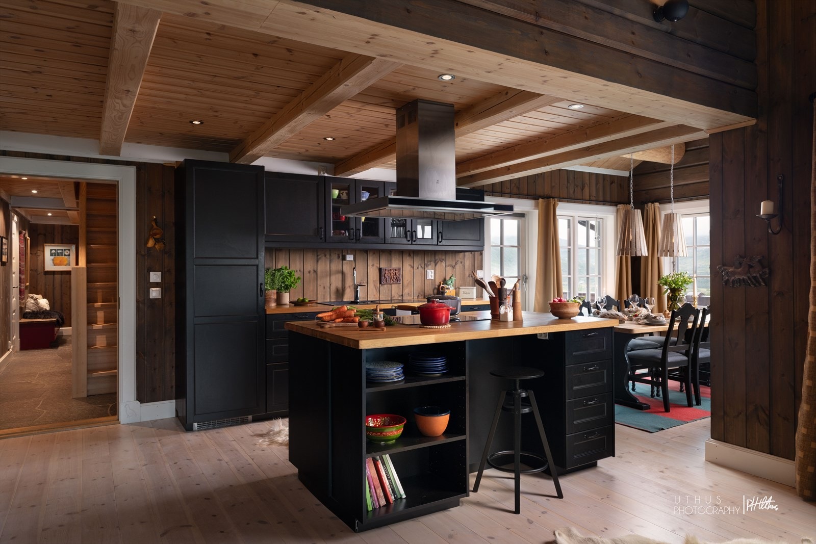 Kjøkkenet er lekkert utført i moderne, sort design med profilerte fronter. Her er det lagt vekt på både funksjonalitet og estetikk, og løsningen fremstår som et naturlig samlingspunkt i hytten. Galleribilde