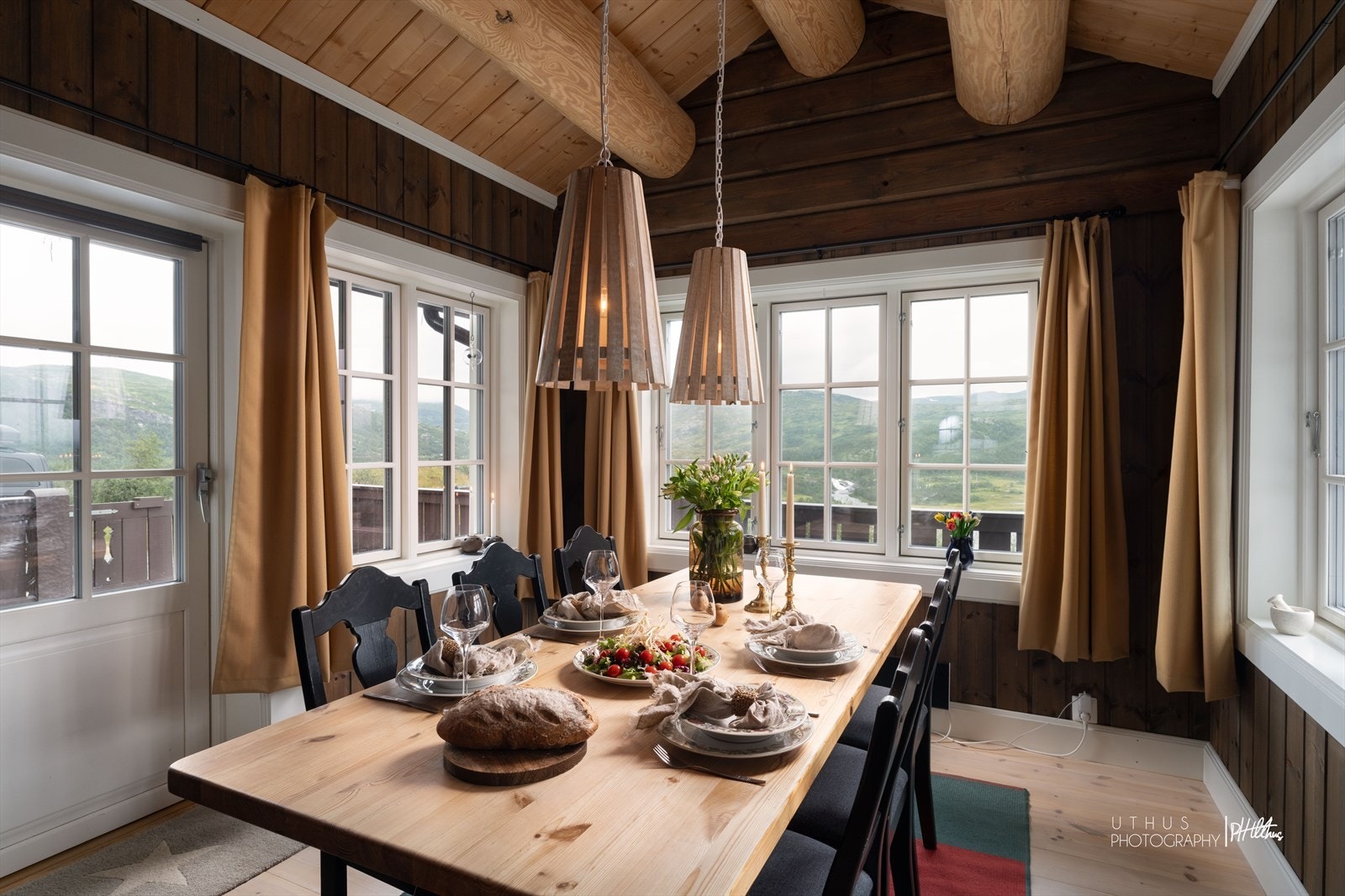 Fra kjøkkenet er det direkte utgang til den herlige terrassen. Her kan frokosten nytes mens solen stiger over landskapet, eller morgenkaffen drikkes i ro og fred mens utsikten åpenbarer seg. Galleribilde