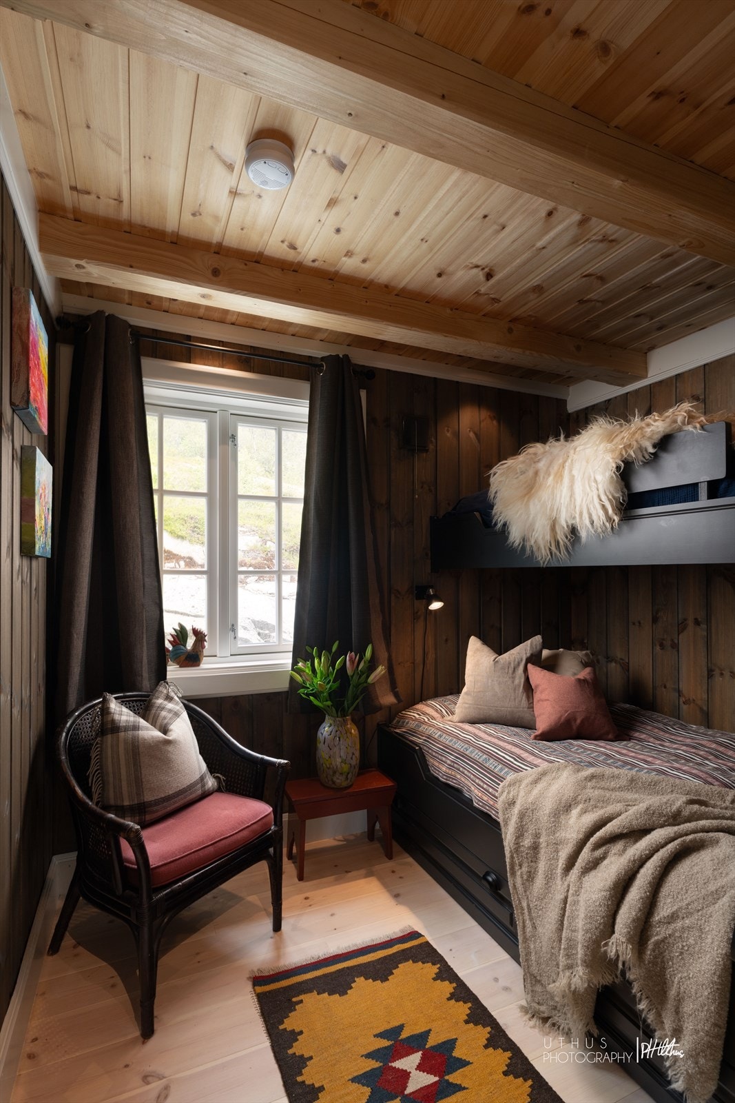 Det andre soverommet er av god størrelse med plassbygget etasjeseng. Under sengen er det integrerte oppbevaringsløsninger som sørger god plassutnyttelse og ryddighet. Galleribilde