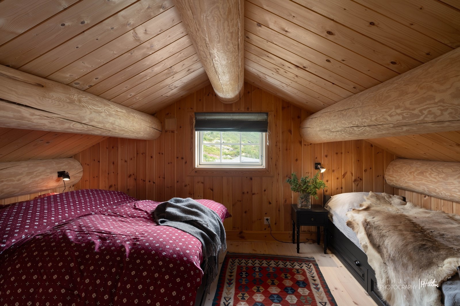 Det ene soverommet har god plass til dobbeltseng og enkeltseng. Galleribilde