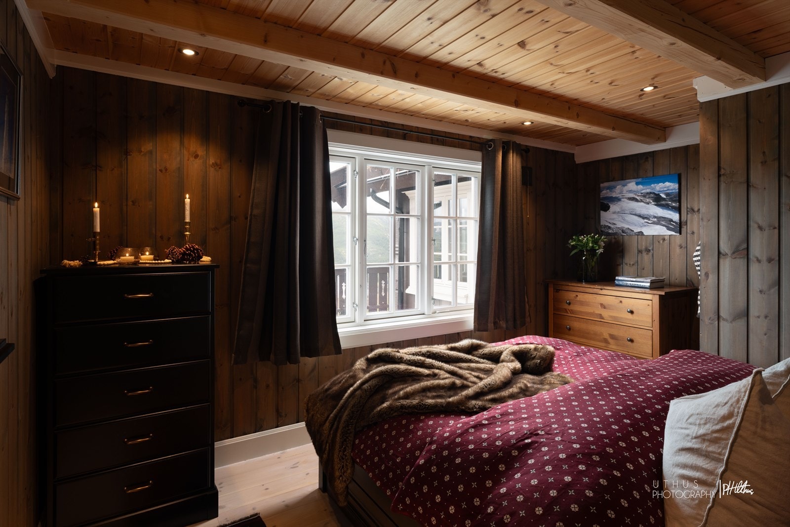 Hovedsoverommet fremstår som stort og luftig, med god plass til dobbeltseng, nattbord og øvrig møblering. Galleribilde