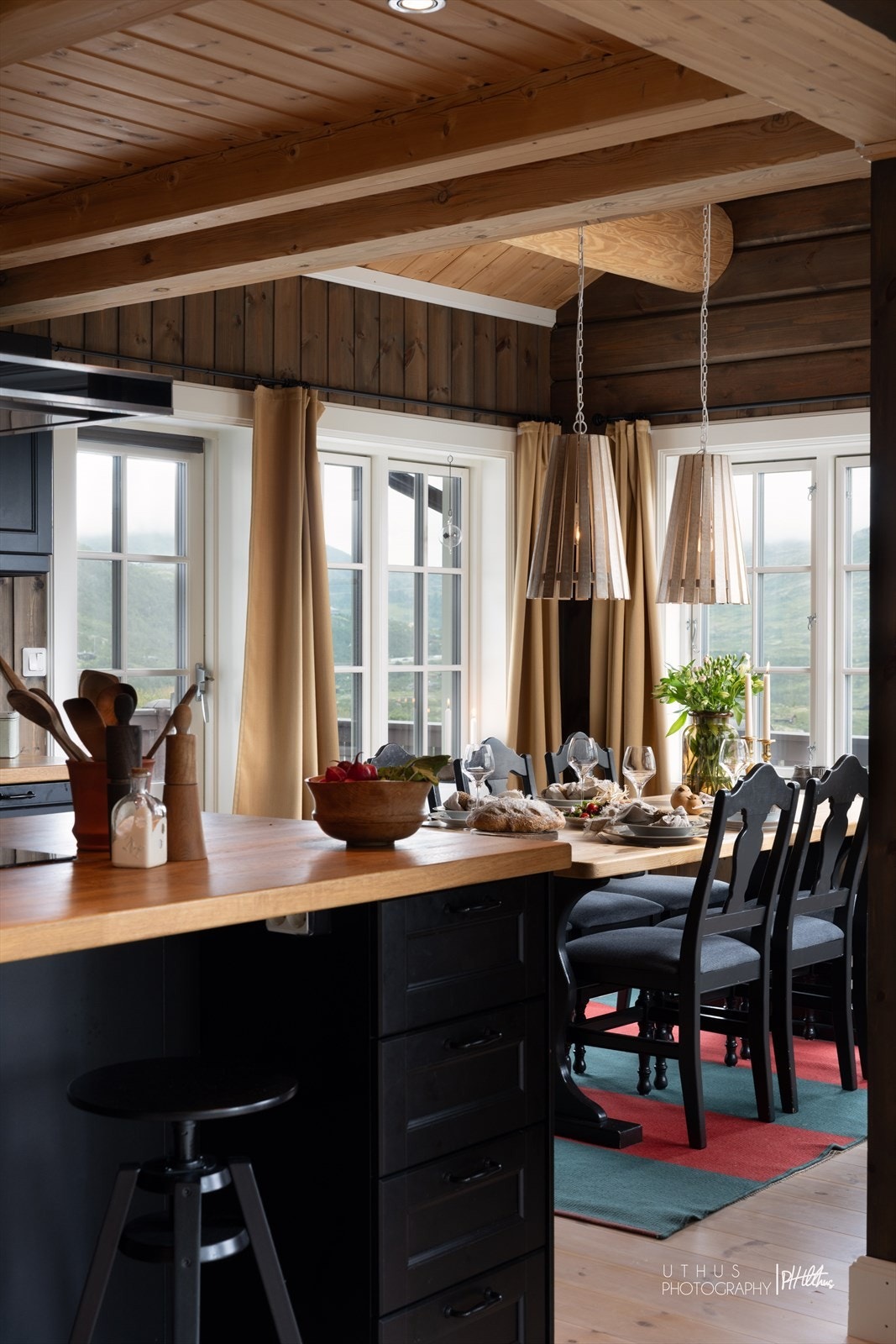 En nydelig kjøkkenøy fungerer som både arbeidsstasjon og samlingspunkt, med integrert koketopp og praktisk stikkontakt, er dette helt ideelt for baking, matlaging eller hyggelig sosialt samvær rundt øyen. Galleribilde