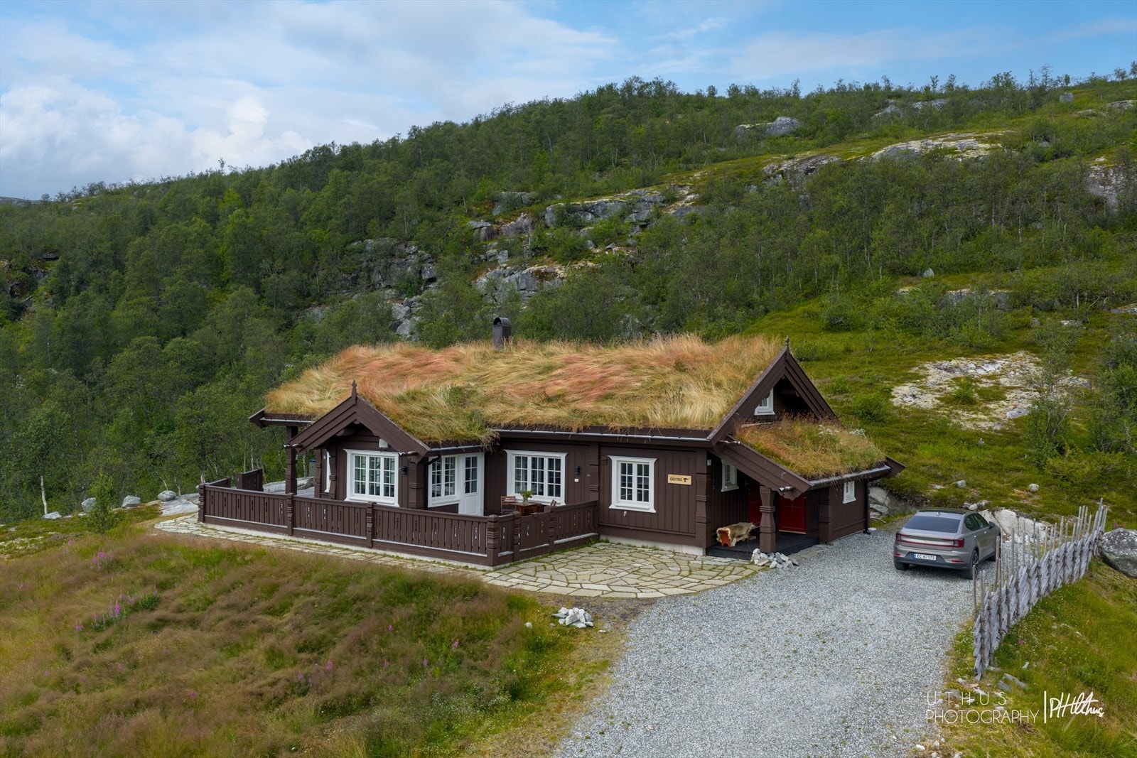 Fritidseiendommen kombinerer moderne komfort, tradisjonsrike detaljer og praktiske løsninger, alt rammet inn av majestetisk utsikt og naturskjønne omgivelser. Galleribilde
