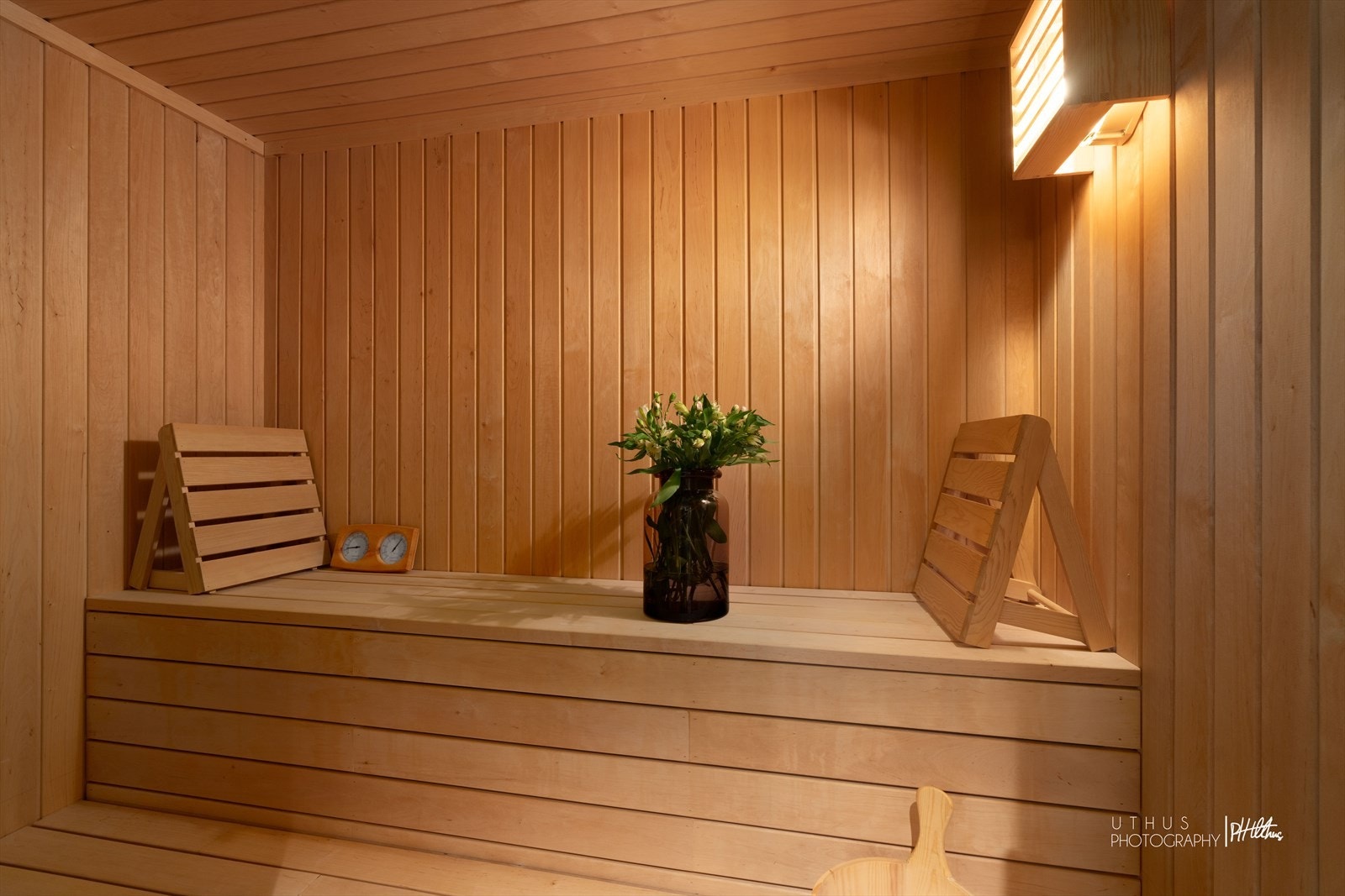 Fra baderommet er det direkte adkomst til en flott badstue, innredet med benker og vegger i osp. Galleribilde