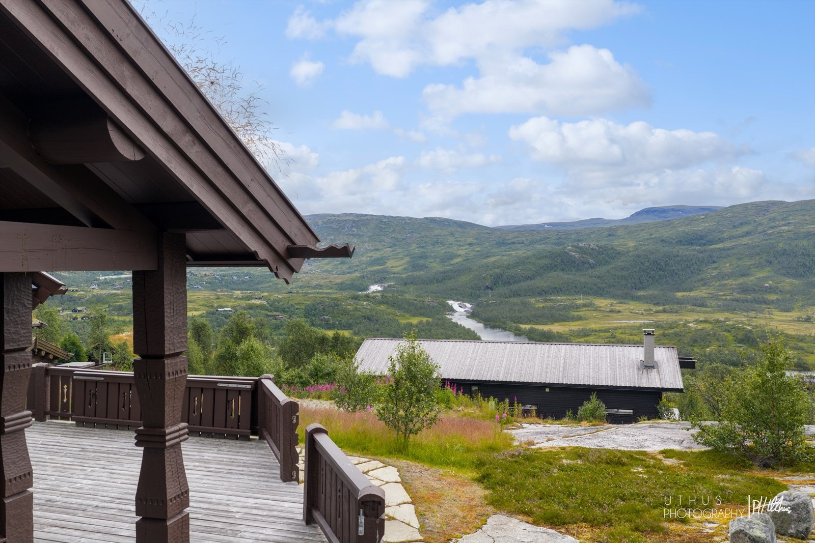 Fra eiendommen åpner det seg et vidstrakt skue over den mektige fjellheimen og den vakre elven Bjoreio som slynger seg gjennom landskapet. Galleribilde