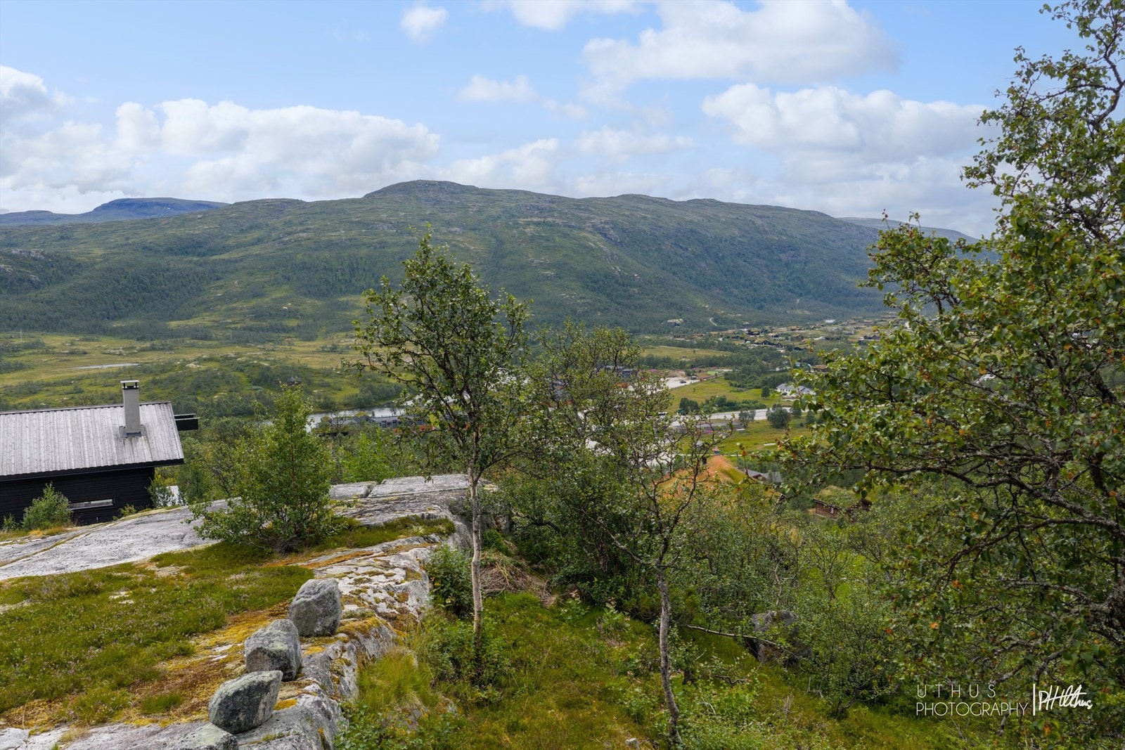 Her nyter du en utsikt som best kan beskrives som majestetisk, et landskap som skifter karakter med årstidene. Galleribilde