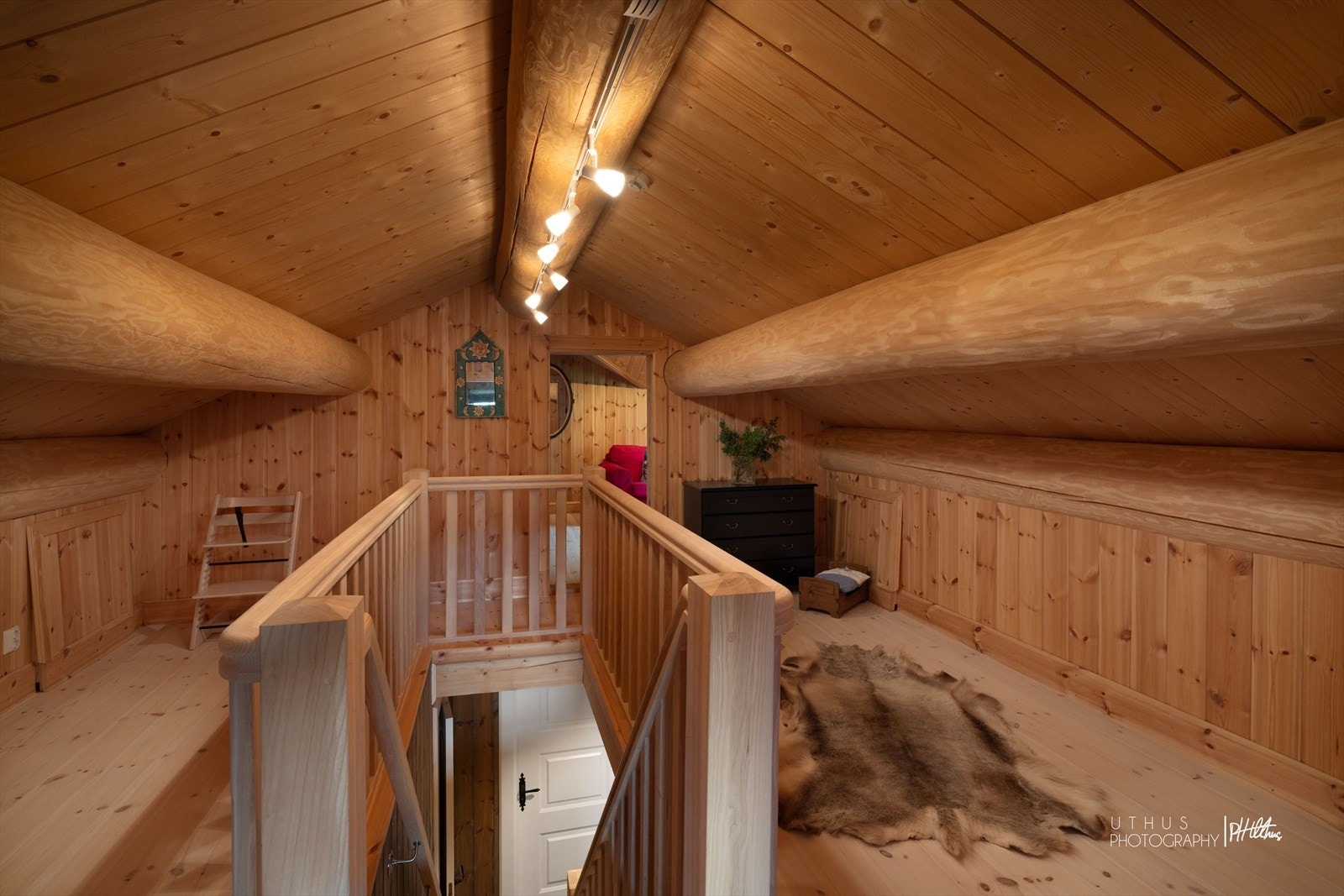 Fra gangen er det trappeadkomst til hyttens andre etasje. Her finner man trapperom og to romslige soverom som gir svært gode overnattingsmuligheter. Galleribilde