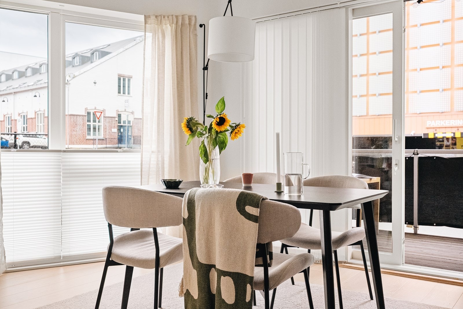 Det er god plass til å innrede med spisebord hvor hyggelige sammenkomster med venner og familie kan nytes. Galleribilde