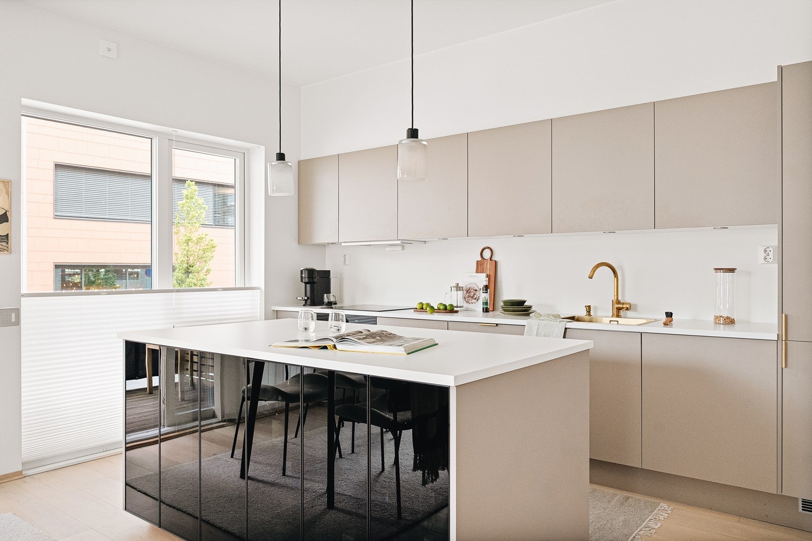 Lekker og moderne kjøkkeninnredning fra HTH. Kjøkkenøyen er fra IKEA. Galleribilde