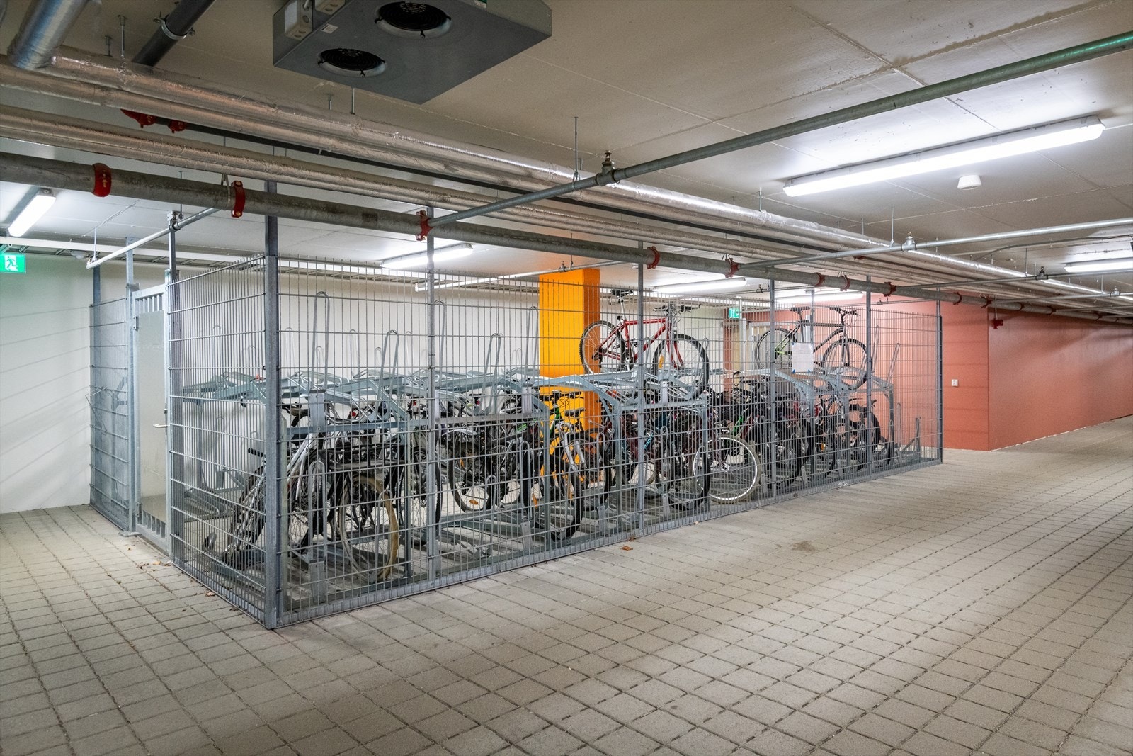 I garasjen er det sykkelparkering hvor du enkelt og trygt kan legge fra deg sykkelen! Galleribilde