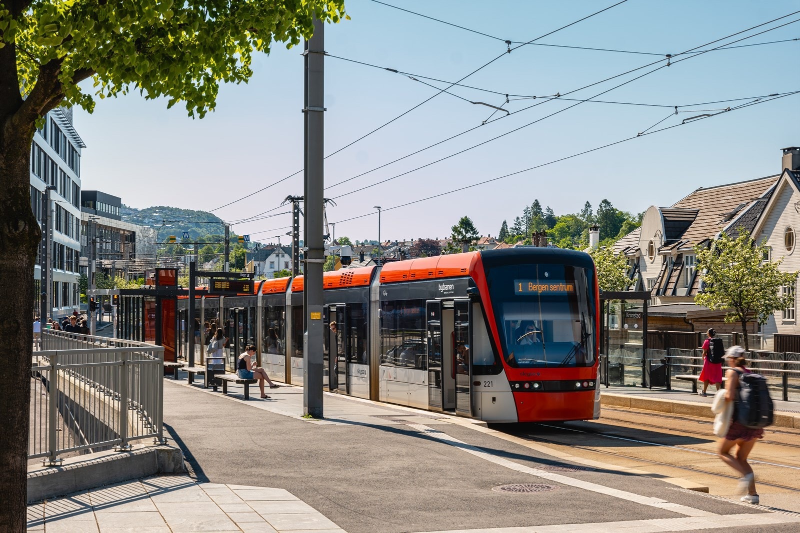 Beliggenhet er helt ypperlig for deg som benytter kollektivtrafikk, da bybanen er en kort spasertur unna boligen. Galleribilde