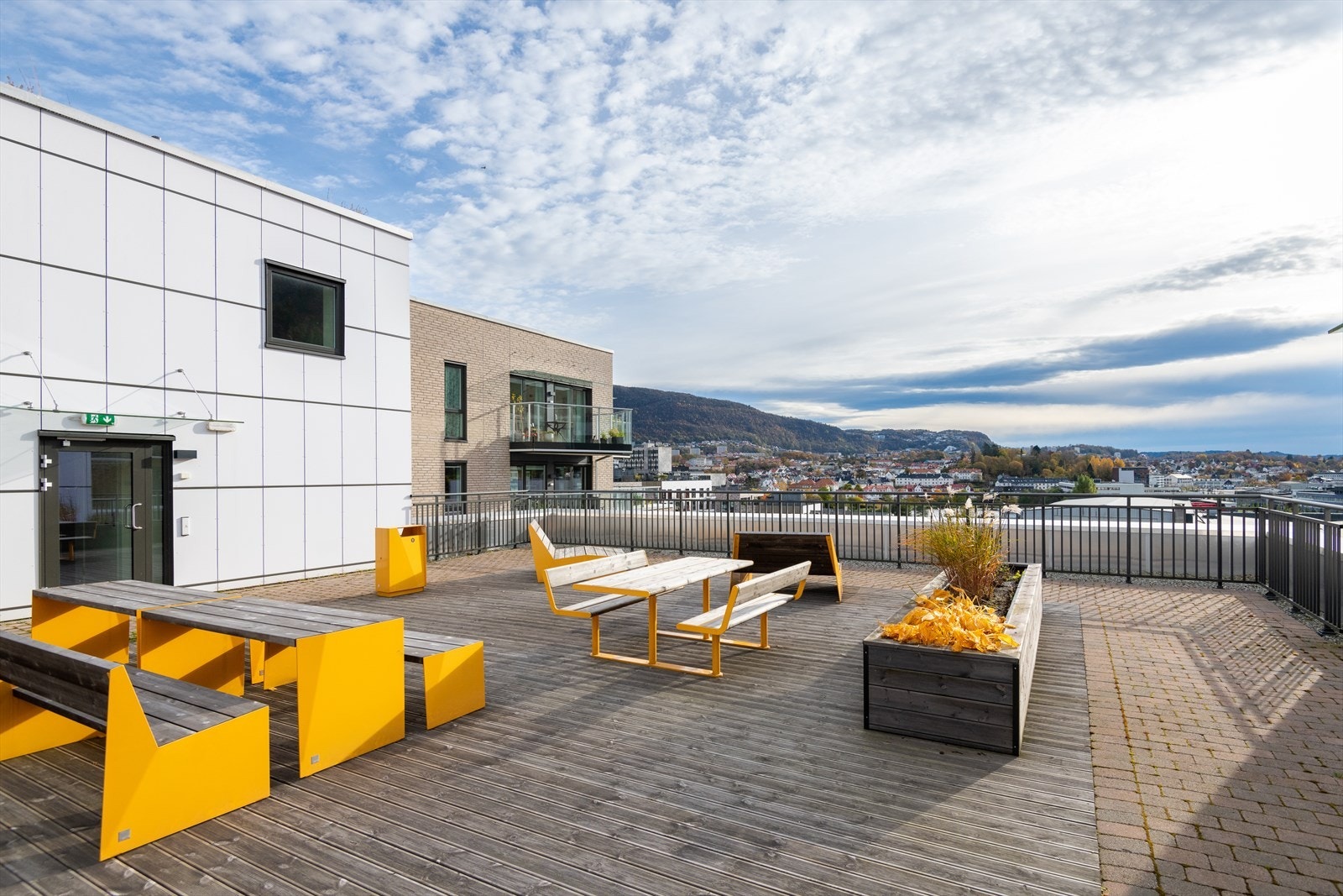 Leiligheten har tilgang til flott felles takterrasse med nærmest 360 utsikt over nærområdet, i tillegg til kjempe gode solforhold! Galleribilde