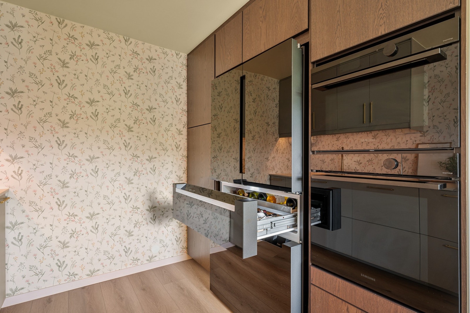 Ekstra bredt kjøleskap med vinskap og fryseskuff. Galleribilde