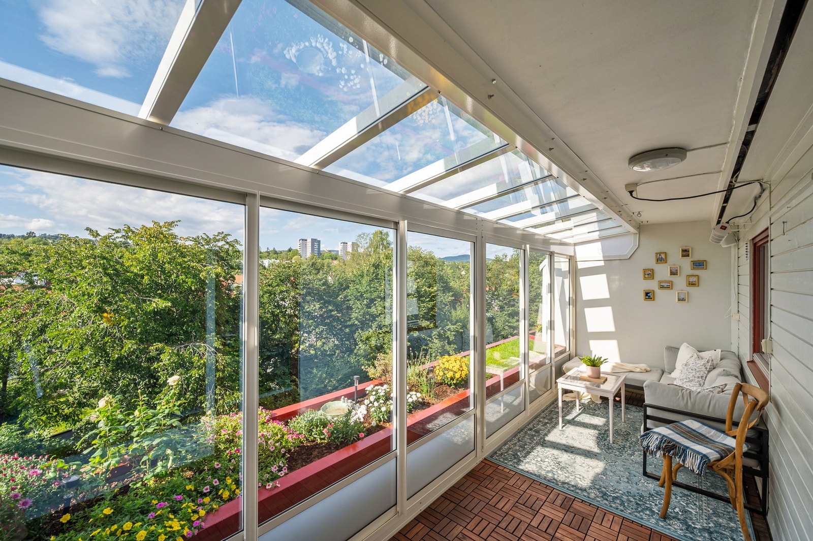 Den innglassede terrassen er perfekt som ekstra oppholdsrom store deler av året. Galleribilde