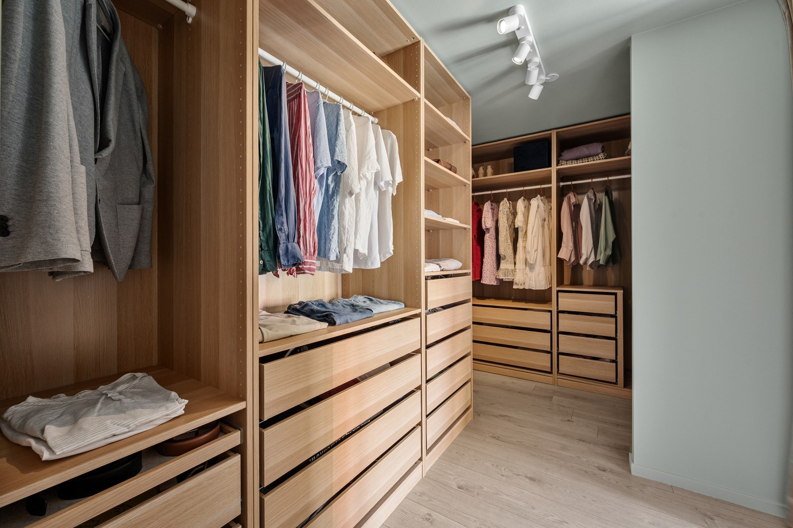 Smart PAX-garderobeløsning du kan forme og innrede med hyller etter eget ønske. Galleribilde