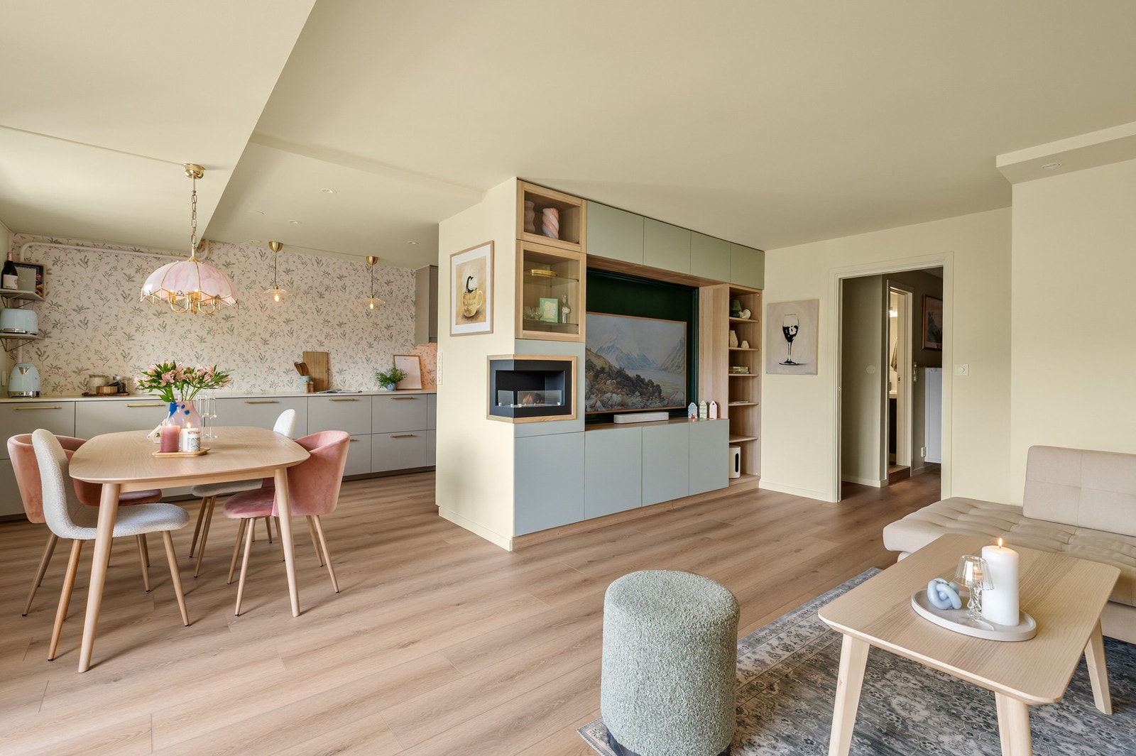 Stuen er malt i en delikat farge som gir et varmt uttrykk. Plassbygget skapseksjon med integrert biopeis. Galleribilde