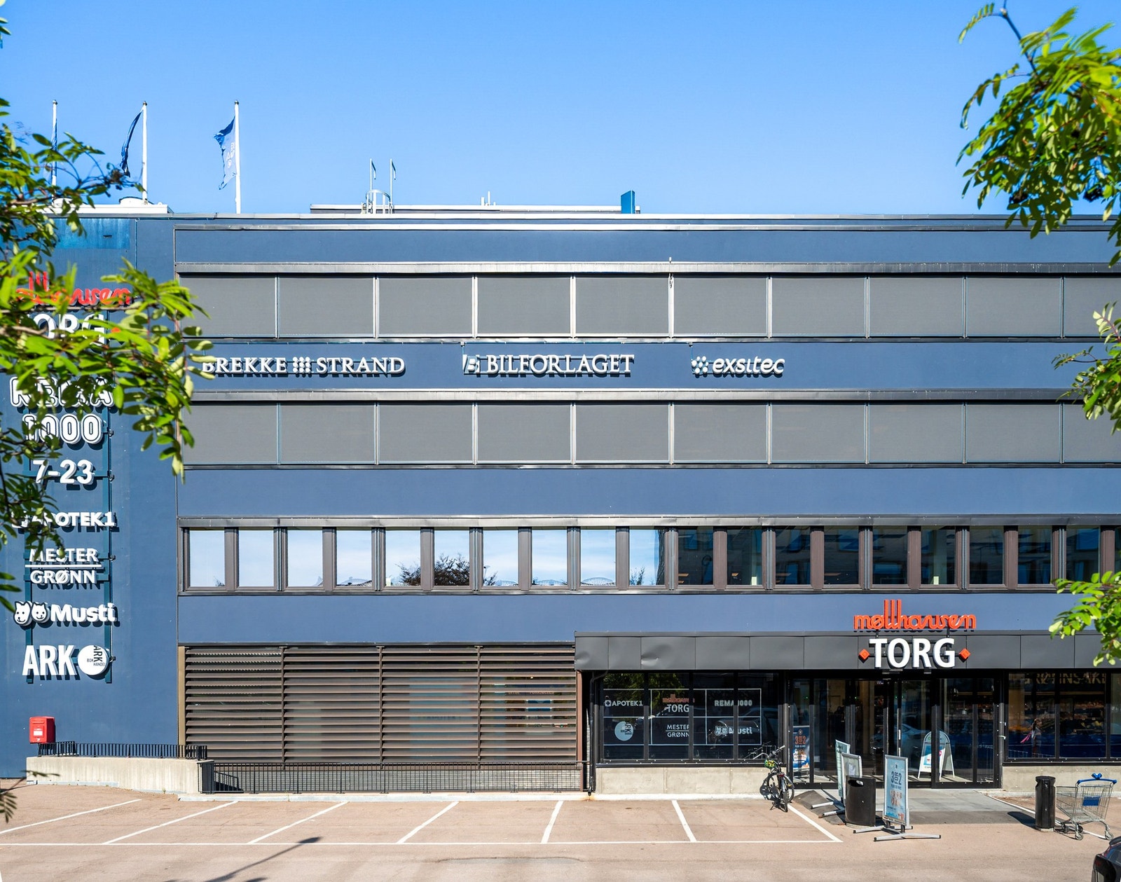 Det er kort vei til Møllhausen Torg med blant annet dagligvareforretningen Rema 1000. Galleribilde