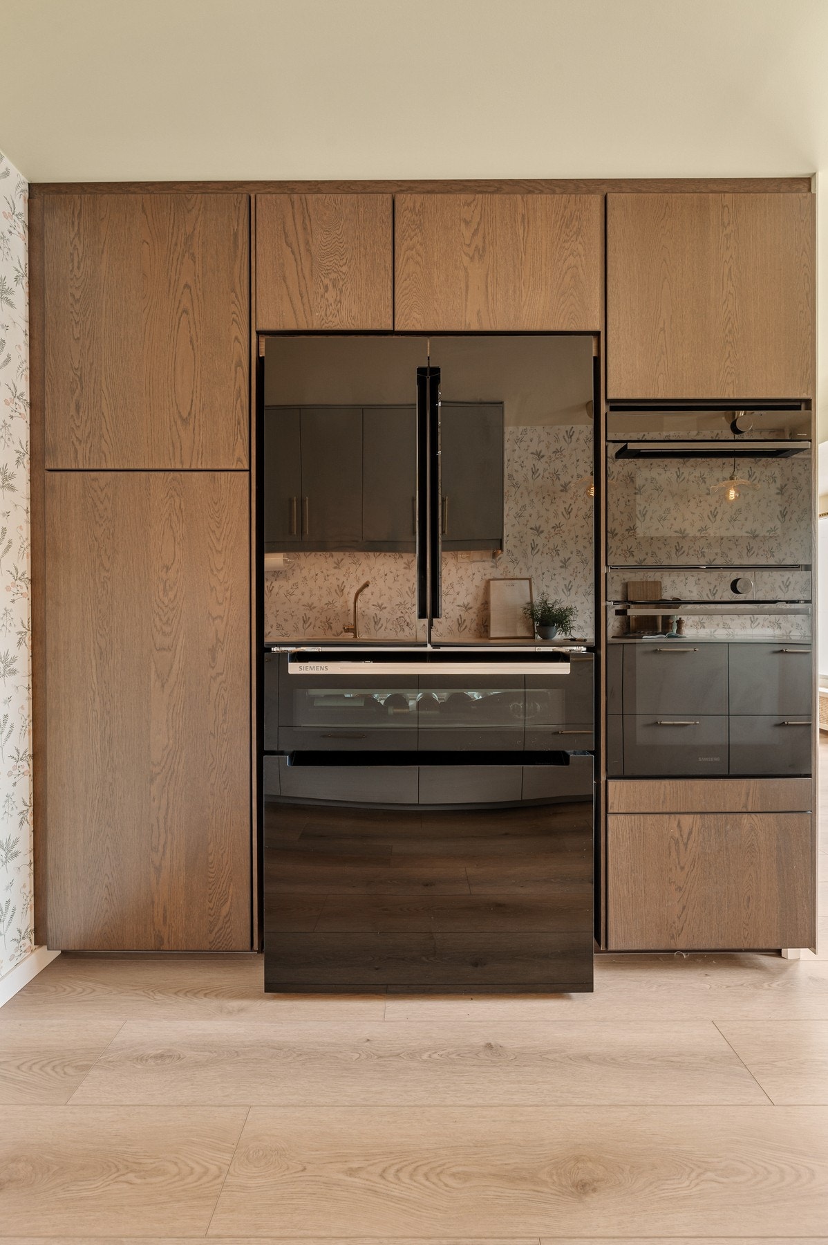 Høyskap med fronter i mørk utførelse, med integrert kombiovn og komfyr. Galleribilde