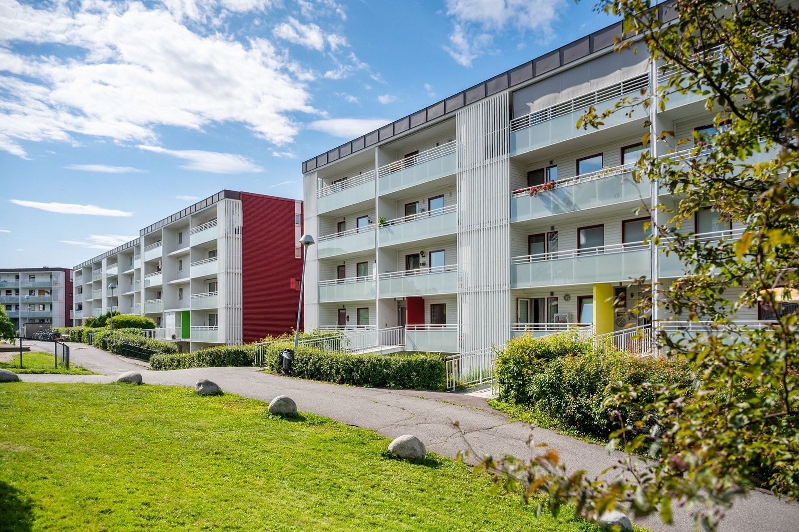 Inngangsparti Skøyen terrasse 8. Borettslaget har rolige og bilfrie internveier hvor barna kan leke og ferdes trygt. Galleribilde