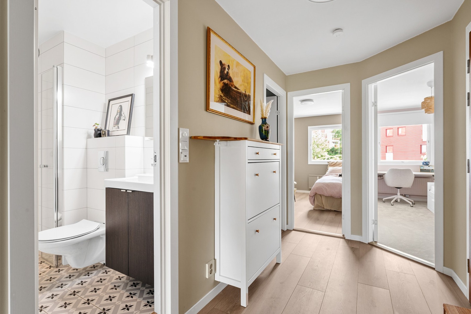 Entré med adkomst til leilighetens andre baderom. Galleribilde