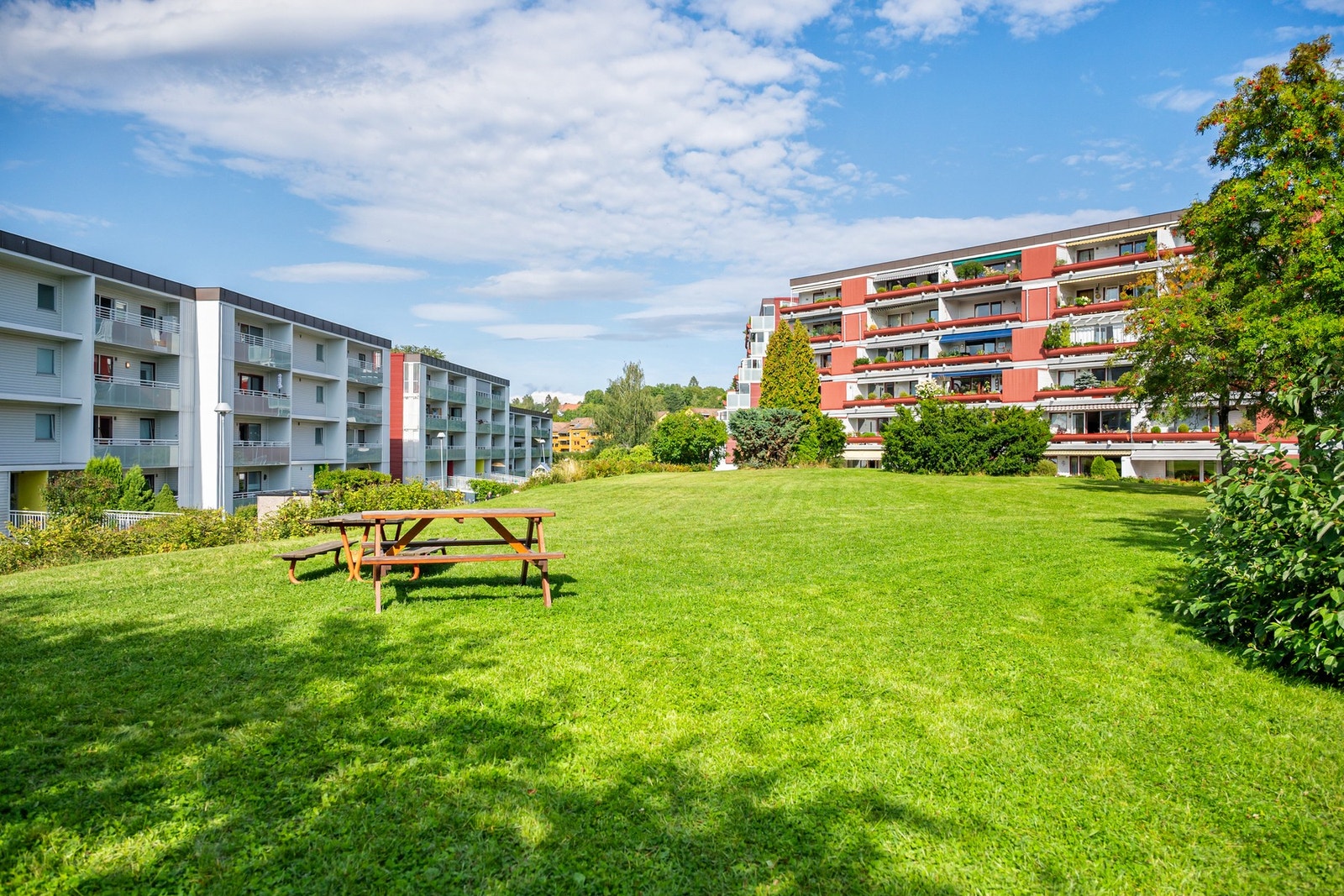 Hoffsgrenda borettslag er kjent for sine store grøntområder som omkranser borettslaget. Her bor du i stille og rolige omgivelser. Galleribilde