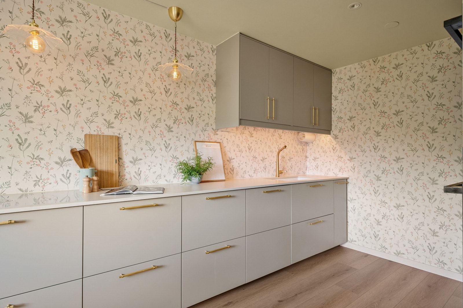 Underlimt oppvaskkum i silgranitt med ett-greps armatur og uttrekk i messing. Galleribilde