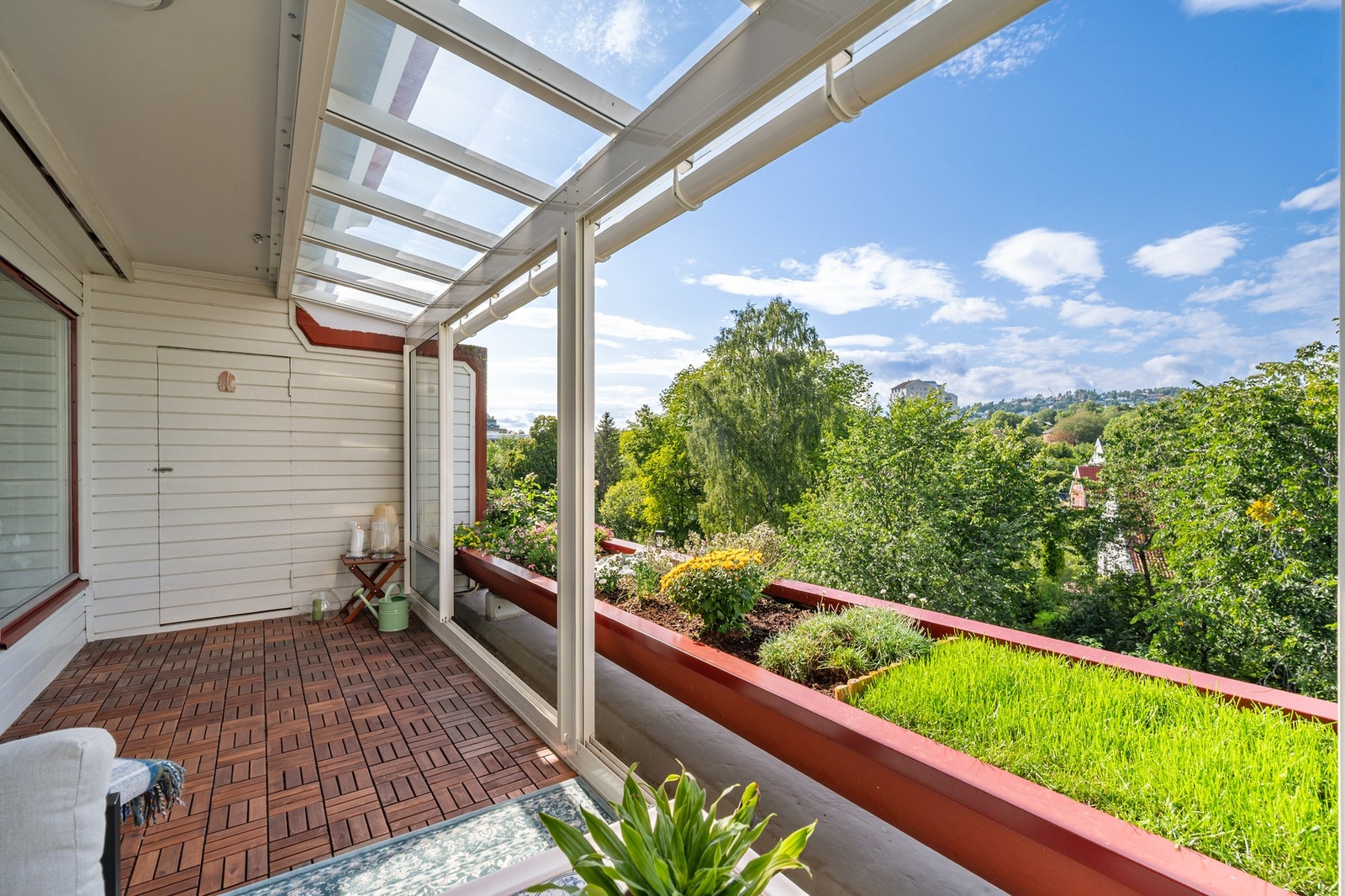 Stor innglasset terrasse mot nordvest. Her kan du nyte ettermiddags- og kveldssol. Fra terrassen er det adkomst til en utvendig bod på 3 kvm. Galleribilde