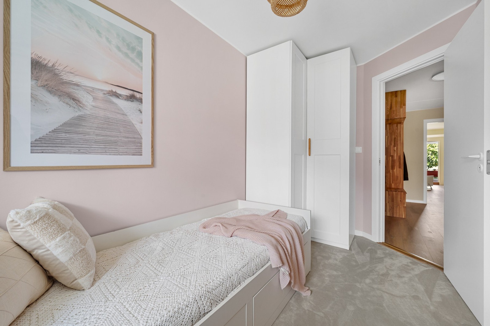 Soverommet er innredet med PAX-garderobeskap Galleribilde