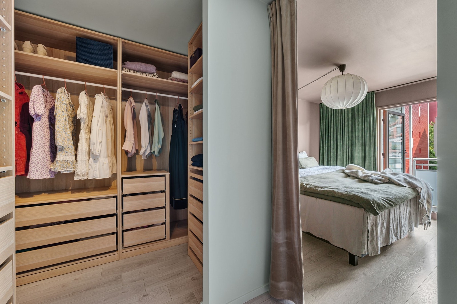 Romslig omkledningsrom i tilknytning til hovedsoverommet. Galleribilde