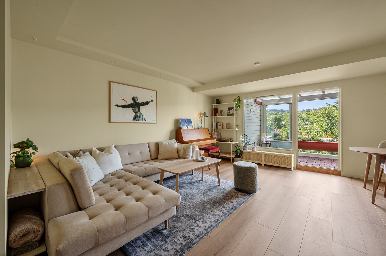 Stuen er lys og luftig med store vindusflater, og har god plass til sofamøblement og spisebord. Galleribilde