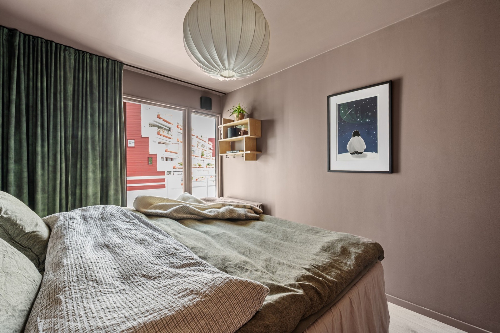 Bak gardinen er det adkomst til en praktisk innvendig bod. Galleribilde