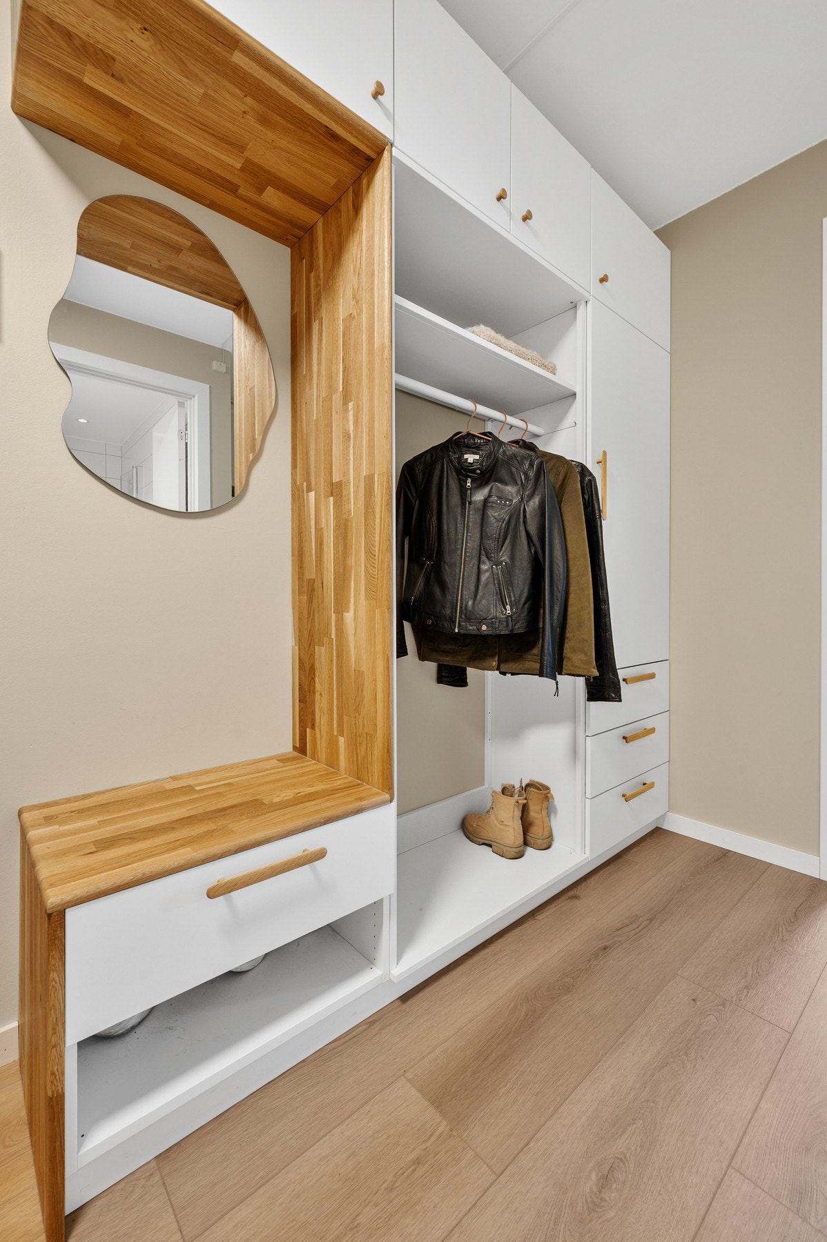 Det er også en egen nisje på motsatt vegg med skap og plass til å henge fra ytterjakker. Galleribilde