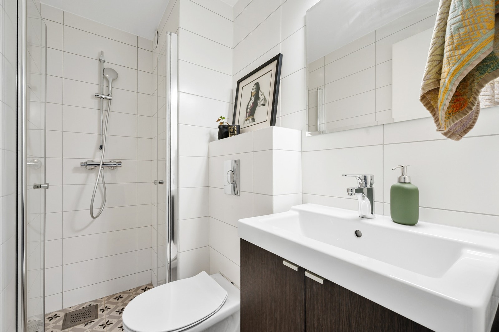 Delikat flislagt baderom fra 2017 med gulvvarme. Galleribilde