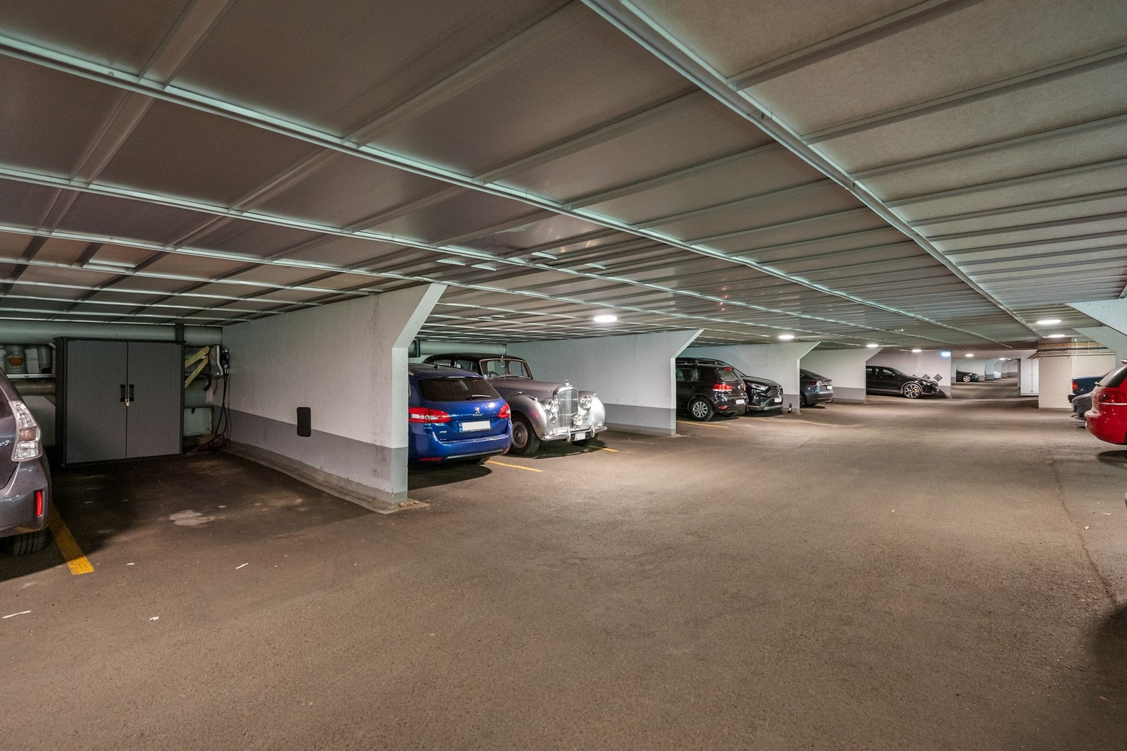 Leiligheten disponerer en garasjeplass i felles lukket garasjeanlegg. Garasjeplassen er ekstra lang og har en portabel skapbod i bakkant. Det er også felles sykkelbod, samt barnevognsbod i oppgangen. Galleribilde