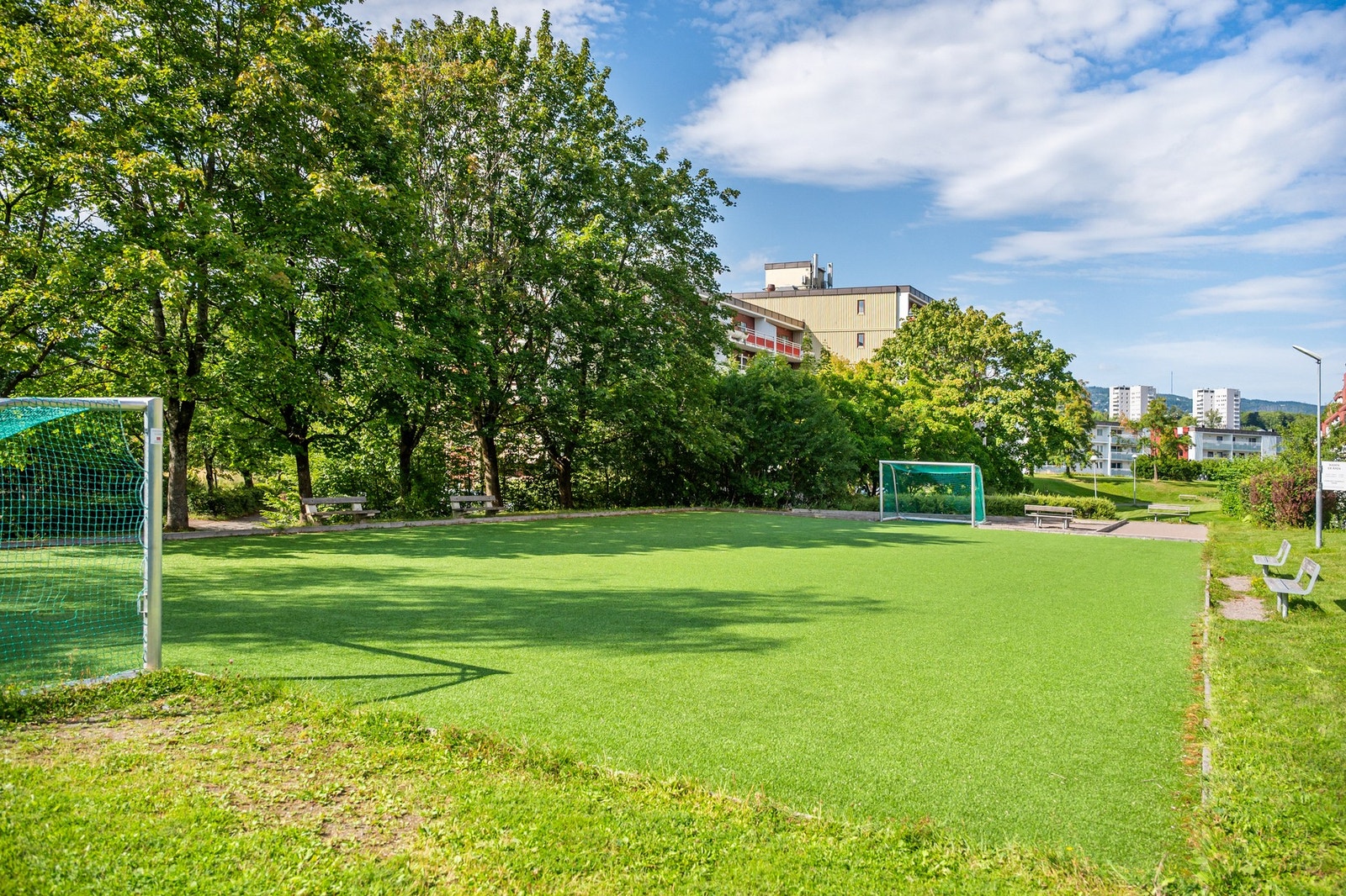 Egen kunstgressbane på borettslagets område. Galleribilde