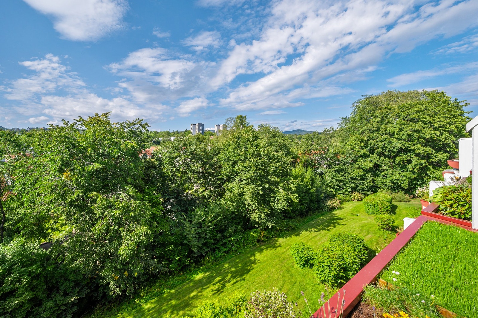 Fra terrassen er det fin utsikt mot grøntområder. Her bor du sentralt, men likevel tilbaketrukket og rolig. Galleribilde