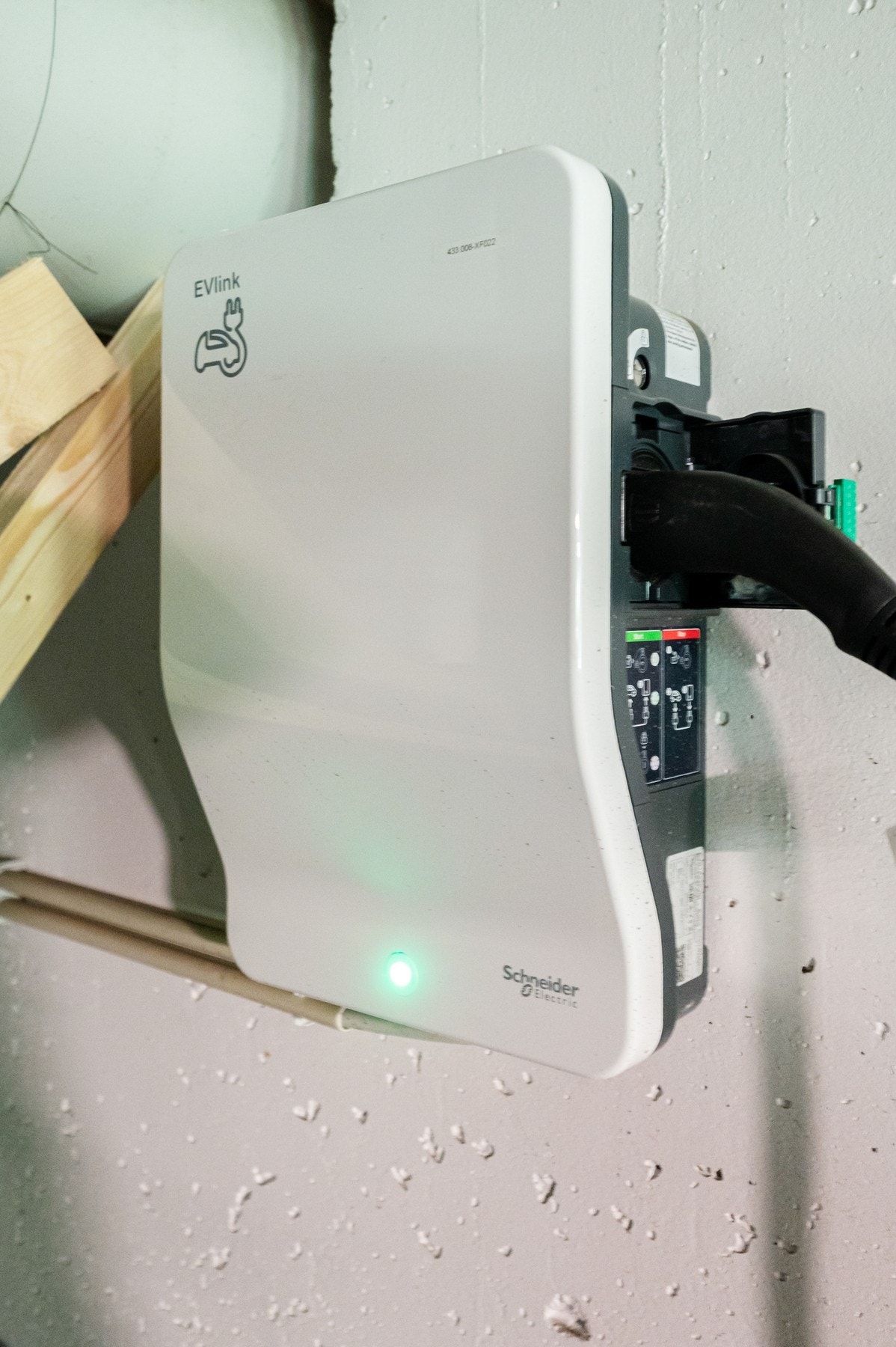 Det er montert elbillader ved garasjeplassen. Galleribilde