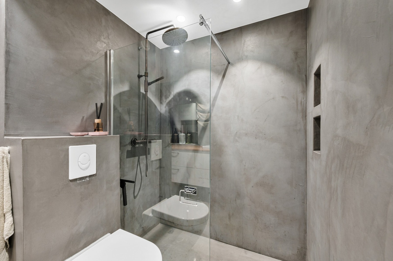 Dusjsone med regn- og hånddusj (armatur nytt i 2024). I tillegg er det tre nisjer for dusjsåper. Galleribilde