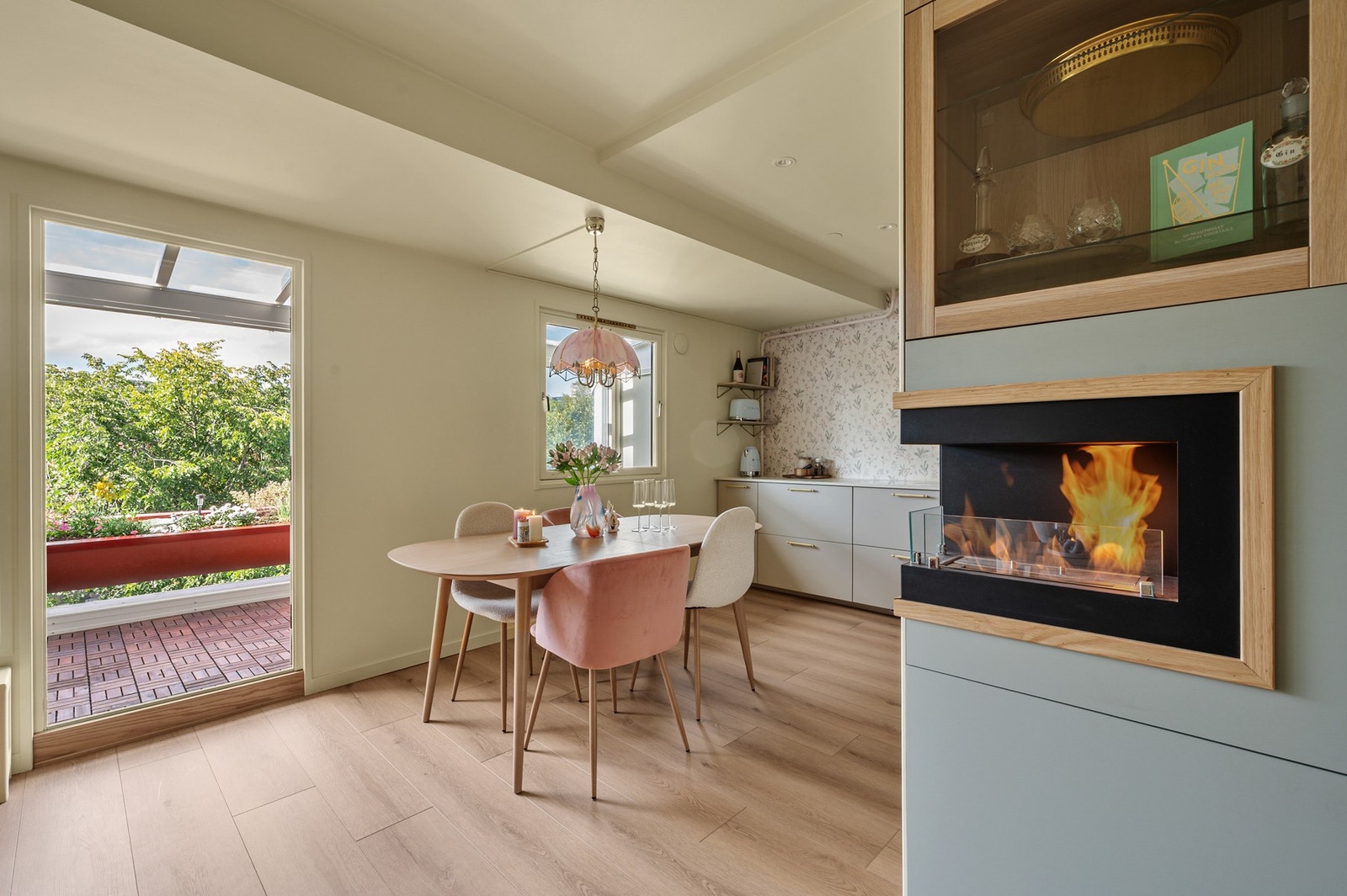 Den stilige biopeisen ved stue/spisestuen setter stemningen. Galleribilde