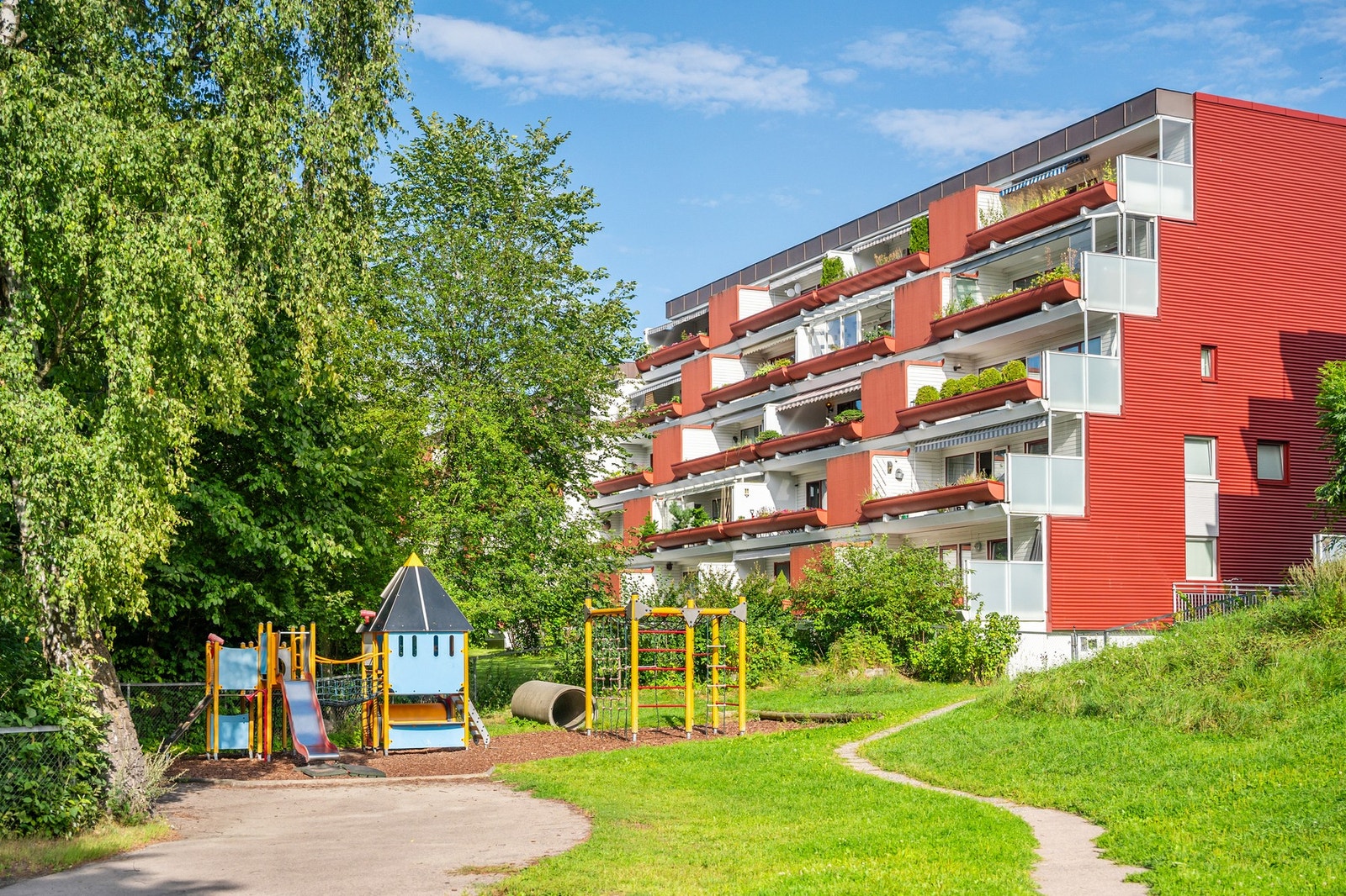 Det er flere lekeplasser i umiddelbar nærhet, også på borettslagets område. Galleribilde